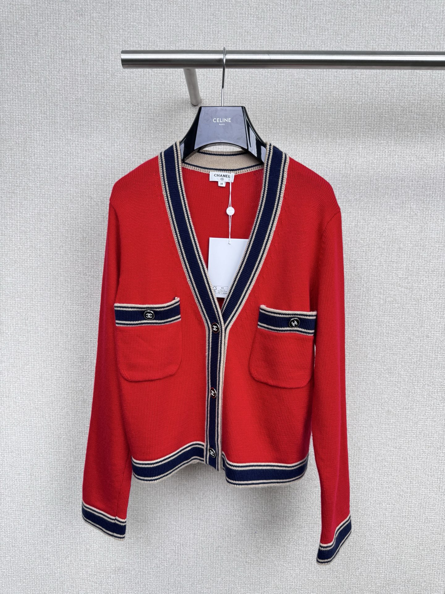 NO:534967,Chanel's new red V-neck cardigan with multiple clothes, burgundy knitted jacket, burgundy knitted jacket, is definitely the 'little sun' in autumn, wearing it, like the elves of autumn, dancing on you, this burgundy is not ostentatious but not low-key, just the right color, like a touch of sunset in autumn, makes people instantly shine. The delicate knitting craftsmanship is warm and close to your body, as if the spring breeze gently blows across your face, paired with various autumn and winter items, skirts and trousers, easily show your unique charm, and then step on a pair of fashionable short boots, instantly becoming the most beautiful boy on the street, fashion and warmth coexist. Whether it is going out for a date or having a small gathering with friends, this burgundy knitted jacket is your best partner. Its comfort and fashion sense will definitely make you the focus in everyone's eyes and the brightest color in autumn and winter.  SML, chanel, boots, skirts, jackets & coats, alexander wang19860909Chanel秋冬新款红色V领开衫,一衣多穿之酒红针织外套酒红色针织外套,绝对是秋季里的“小太阳”穿上它,仿佛秋天的精灵,都在你身上翩翩起舞,这抹酒红色,不张扬却也不低调,恰到好处的色彩,犹如秋日里的一抹夕阳余晖,让人瞬间眼前一亮,细腻的针织工艺,温暖又贴身,仿佛春风轻轻拂过你的脸庞,搭配各种秋冬单品,裙装裤装通吃,轻松展现你的独特魅力,再踩上一双时尚短靴,瞬间成为街头最靓的仔,时尚与温暖并存,无论是出门约会还是和朋友小聚,这款酒红色针织外套都是你的最佳拍档,它的舒适度和时尚感,定能让你成为众人眼中的焦点,成为秋冬最亮眼的那一抹色彩. 码数SML,,chanel,boots,skirts,jackets & coats,alexander wang,Women's clothing