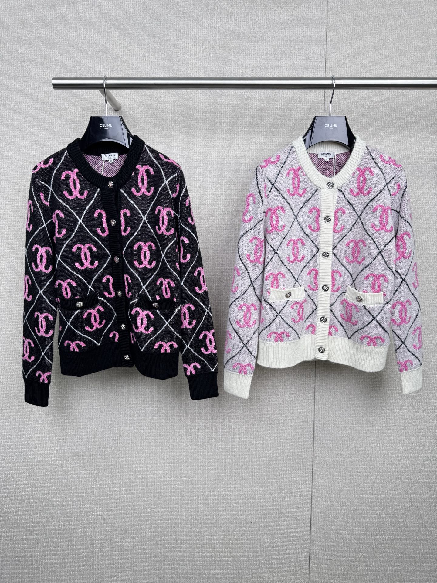 NO:534976,Chanel must not miss a fashion item, a double-C jacquard full-print knitted round-neck cardigan. This cardigan not only has a striking design, but also can cause heated discussions and comments. Let's take a look at how to wear it and make you the focus of the fashion industry. It stands out with its double-G jacquard full-print design. It combines high-end fashion with comfort and is one of the most popular fashion choices nowadays. If you want to create an elegant retro style, you can pair this sweater with a pair of high-waisted wide-leg pants and classic pointed-toe high heels, plus a wide-brimmed hat to make you look queen-like. If you want to show fashion in your daily life, you can pair the cardigan with a pair of slim jeans and white sneakers. The simple design highlights the double-C jacquard pattern. In cold weather, use this sweater as a part of the layering and a leather jacket or coat to show a layered fashion style.  SML, chanel, high heels, sneakers, jeans, jackets & coats, sweaters, hats, alexander wang19860909Chanel绝对不能错过的时尚单品,双C提花满印针织圆领开衫,这件开衫不仅具备引人注目的设计,还能引起激烈的讨论和评论,让我们一起来看看如何穿搭,让你成为时尚界的焦点,以其双G提花满印设计而脱颖而出,它融合了高级时尚与舒适性,是时下最热门的时尚选择之一,想要打造出优雅的复古风格,可以将这件毛衣搭配一条高腰阔腿裤和经典的尖头高跟鞋,加上一顶宽边帽,让你焕发女王范儿,想要在日常生活中展现时尚,可以将开衫搭配一条修身的牛仔裤和白色运动鞋,简单的设计突出了双C提花图案,在寒冷的天气里,将这款毛衣作为层叠的一部分,搭配一件皮夹克或大衣,展现出层次感十足的时尚风格. 码数SML,,chanel,high heels,sneakers,jeans,jackets & coats,sweaters,hats,alexander wang,Women's clothing