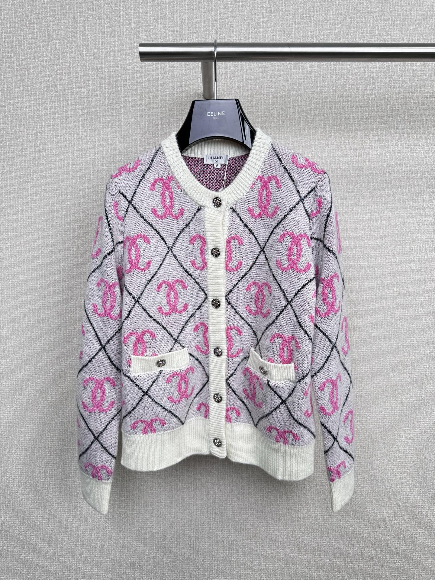 NO:534982,Chanel must not miss a fashion item, a double-C jacquard full-print knitted round-neck cardigan. This cardigan not only has a striking design, but also can cause heated discussions and comments. Let's take a look at how to wear it and make you the focus of the fashion industry. It stands out with its double-G jacquard full-print design. It combines high-end fashion with comfort and is one of the most popular fashion choices nowadays. If you want to create an elegant retro style, you can pair this sweater with a pair of high-waisted wide-leg pants and classic pointed-toe high heels, plus a wide-brimmed hat to make you look queen-like. If you want to show fashion in your daily life, you can pair the cardigan with a pair of slim jeans and white sneakers. The simple design highlights the double-C jacquard pattern. In cold weather, use this sweater as a part of the layering and a leather jacket or coat to show a layered fashion style.  SML, chanel, high heels, sneakers, jeans, jackets & coats, sweaters, hats, alexander wang19860909Chanel绝对不能错过的时尚单品,双C提花满印针织圆领开衫,这件开衫不仅具备引人注目的设计,还能引起激烈的讨论和评论,让我们一起来看看如何穿搭,让你成为时尚界的焦点,以其双G提花满印设计而脱颖而出,它融合了高级时尚与舒适性,是时下最热门的时尚选择之一,想要打造出优雅的复古风格,可以将这件毛衣搭配一条高腰阔腿裤和经典的尖头高跟鞋,加上一顶宽边帽,让你焕发女王范儿,想要在日常生活中展现时尚,可以将开衫搭配一条修身的牛仔裤和白色运动鞋,简单的设计突出了双C提花图案,在寒冷的天气里,将这款毛衣作为层叠的一部分,搭配一件皮夹克或大衣,展现出层次感十足的时尚风格. 码数SML,,chanel,high heels,sneakers,jeans,jackets & coats,sweaters,hats,alexander wang,Women's clothing