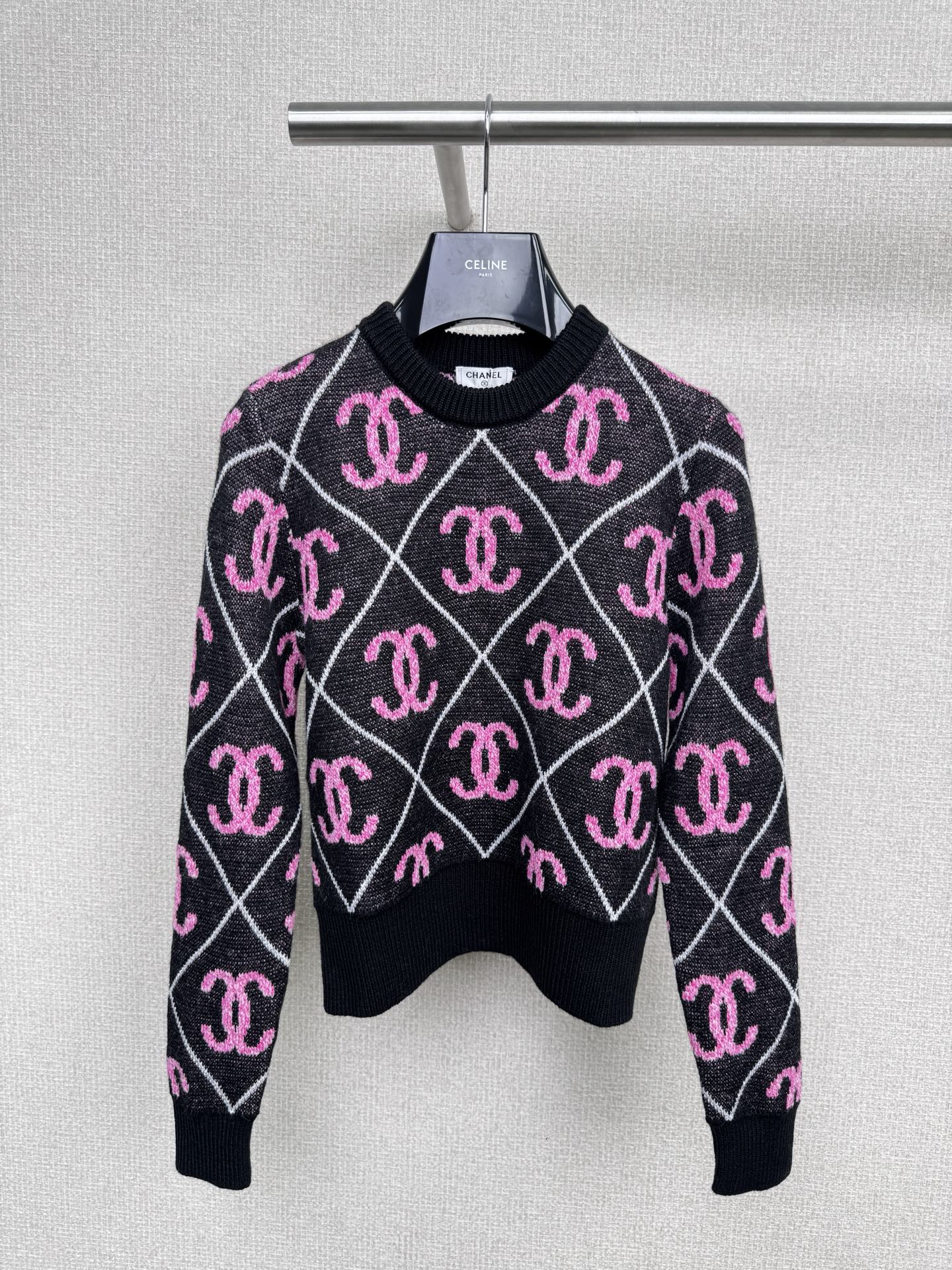 NO:534989,Chanel must not miss a fashion item, a double-C jacquard full-print knitted sweater. This sweater not only has a striking design, but also can cause heated discussions and comments. Let's take a look at how to wear it and make you the focus of the fashion industry. It stands out with its double-G jacquard full-print design. It combines high-end fashion with comfort and is one of the most popular fashion choices nowadays. If you want to create an elegant retro style, you can pair this sweater with a pair of high-waisted wide-leg pants and classic pointed-toe high heels, plus a wide-brimmed hat to make you look queen-like. If you want to show fashion in your daily life, you can pair the sweater with a pair of slim jeans and white sneakers. The simple design highlights the double-C jacquard pattern. In cold weather, use this sweater as a part of the layering and a leather jacket or coat to show a layered fashion style.  SML, chanel, high heels, sneakers, jeans, jackets & coats, sweaters, hats, alexander wang19860909Chanel绝对不能错过的时尚单品,双C提花满印针织毛衣,这件毛衣不仅具备引人注目的设计,还能引起激烈的讨论和评论,让我们一起来看看如何穿搭,让你成为时尚界的焦点,以其双G提花满印设计而脱颖而出,它融合了高级时尚与舒适性,是时下最热门的时尚选择之一,想要打造出优雅的复古风格,可以将这件毛衣搭配一条高腰阔腿裤和经典的尖头高跟鞋,加上一顶宽边帽,让你焕发女王范儿,想要在日常生活中展现时尚,可以将毛衣搭配一条修身的牛仔裤和白色运动鞋,简单的设计突出了双C提花图案,在寒冷的天气里,将这款毛衣作为层叠的一部分,搭配一件皮夹克或大衣,展现出层次感十足的时尚风格. 码数SML,,chanel,high heels,sneakers,jeans,jackets & coats,sweaters,hats,alexander wang,Women's clothing