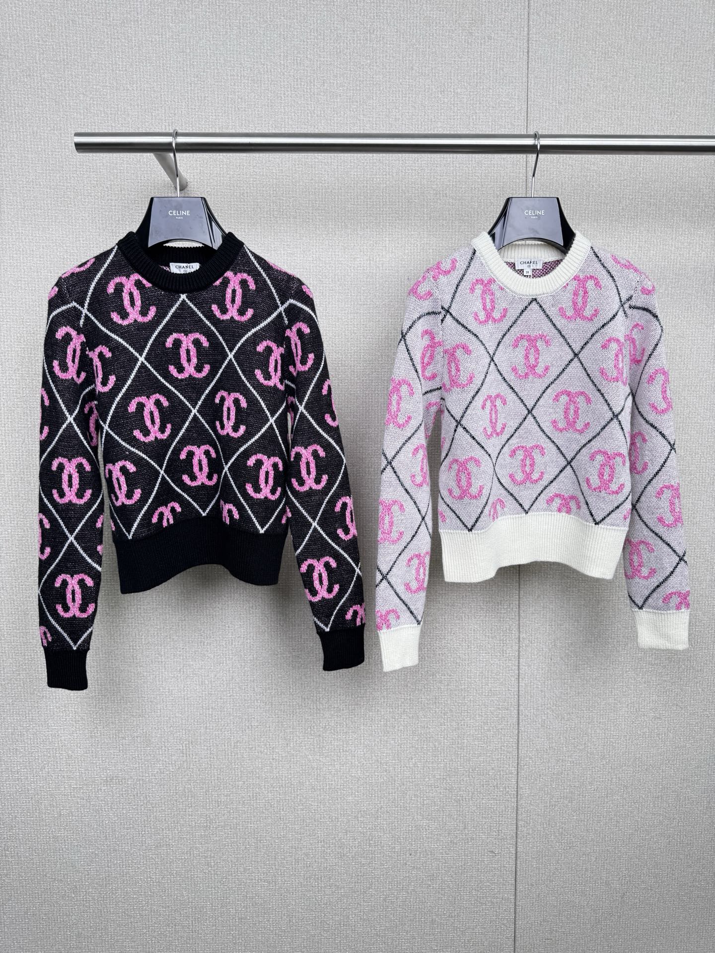 NO:534996,Chanel must not miss a fashion item, a double-C jacquard full-print knitted sweater. This sweater not only has a striking design, but also can cause heated discussions and comments. Let's take a look at how to wear it and make you the focus of the fashion industry. It stands out with its double-G jacquard full-print design. It combines high-end fashion with comfort and is one of the most popular fashion choices nowadays. If you want to create an elegant retro style, you can pair this sweater with a pair of high-waisted wide-leg pants and classic pointed-toe high heels, plus a wide-brimmed hat to make you look queen-like. If you want to show fashion in your daily life, you can pair the sweater with a pair of slim jeans and white sneakers. The simple design highlights the double-C jacquard pattern. In cold weather, use this sweater as a part of the layering and a leather jacket or coat to show a layered fashion style.  SML, chanel, high heels, sneakers, jeans, jackets & coats, sweaters, hats, alexander wang19860909Chanel绝对不能错过的时尚单品,双C提花满印针织毛衣,这件毛衣不仅具备引人注目的设计,还能引起激烈的讨论和评论,让我们一起来看看如何穿搭,让你成为时尚界的焦点,以其双G提花满印设计而脱颖而出,它融合了高级时尚与舒适性,是时下最热门的时尚选择之一,想要打造出优雅的复古风格,可以将这件毛衣搭配一条高腰阔腿裤和经典的尖头高跟鞋,加上一顶宽边帽,让你焕发女王范儿,想要在日常生活中展现时尚,可以将毛衣搭配一条修身的牛仔裤和白色运动鞋,简单的设计突出了双C提花图案,在寒冷的天气里,将这款毛衣作为层叠的一部分,搭配一件皮夹克或大衣,展现出层次感十足的时尚风格. 码数SML,,chanel,high heels,sneakers,jeans,jackets & coats,sweaters,hats,alexander wang,Women's clothing