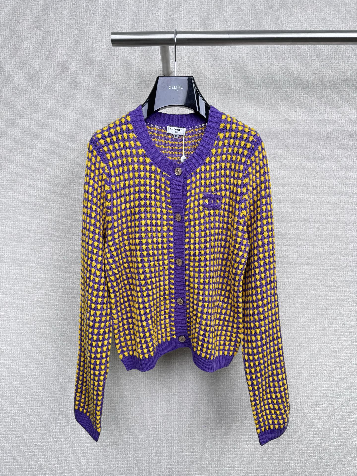 NO:535003,Chanel autumn and winter contrasting edge round neck knitted cardigan. The color of this knitted top is a bit of a thing. The color is bright yellow. Paired with pink, it is really eye-catching. It will make the whole sweater look more special and not too basic. I have to say that yellow is good for skin tone and the whole person looks tender. This bright color will make people feel cheerful. The contrasting color of the vibrant sunshine yellow and romantic lavender purple is so lovely. It comes with a high-end filter, which looks white and eye-catching. The C-position reservation of the crowd, retro plaid elements, classic and durable, fashionable UP, the upper body is lazy and fashionable, and sweet and hot girls must enter. SML, chanel, alexander wang19860909Chanel秋冬撞色边圆领针织开衫,这件针织上衣的配色有点东西耶,颜色是那种明亮的黄色,搭配粉色真的很吸睛,会让整件针织衫看起来更特别,不会过于基础,不得不说黄色好衬肤色,整个人都看起来嫩嫩的,这种明媚的颜色会让人的心情也跟着开朗起来,活力的阳光黄加浪漫薰衣草紫这个撞色太爱了,自带高级感滤镜,显白又吸睛,人群C位预定,复古的格纹元素,经典耐看,时髦度UP,上身慵懒又洋气,甜辣妹儿必入. 码数SML,,chanel,alexander wang,Women's clothing