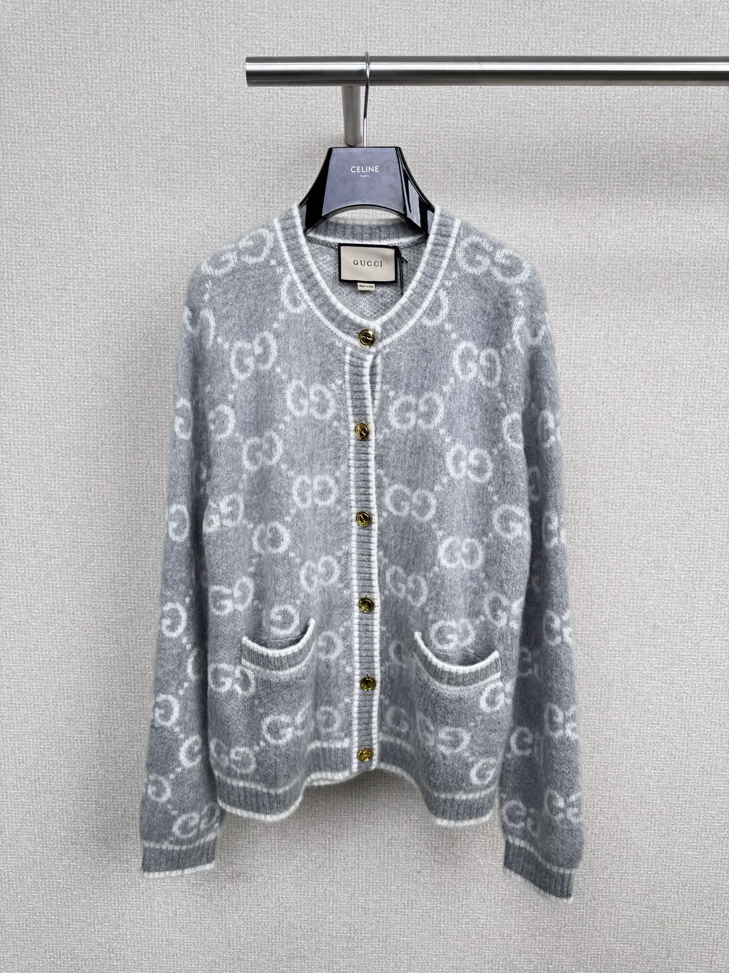 NO:535009,Gucci autumn new wool jacquard knitted cardigan, the double G jacquard style is really good-looking, especially this one uses knitted velvet, the texture is really excellent, the pure wool texture is skin-friendly and delicate and warm, the upper body of the ready-to-wear has a lazy college feeling, casual and versatile and durable, the small round neck design, the double-layer rib knitted craftsmanship, it is fit and stylish, it is very matched, has a comfortable and loose feeling, can just accommodate the figure, and the upper body has no sense of restraint  , easy to move, comfortable and easy to wear. The gold hardware buckle on the front has a decorative effect, which makes the overall layer not monotonous, and adds the exquisiteness of details, full of design. The design of the two pockets increases the wearability. The cuffs and hem are all ribbed knitted with ribbed single-layer ribbed knitted, which is comfortable to fit and craftsmanship. It is made of wool material and has a solid and thick feel. It is sold at the same time. Don’t miss it if you encounter this year’s new model.  SML, gucci, alexander wang19860909Gucci秋季新款羊毛提花针织开衫,双G的提花款真的是款款都好看,特别是这款采用了结子绒,质感真的非常出色,纯羊毛质地亲肤细腻且保暖,成衣上身自带慵懒的学院感,休闲百搭且耐看,小圆领的设计,双层罗纹针织工艺的哈,穿着贴合有型,很好搭配,有舒适的松量感,能恰到好处的包容身材,上身没有拘束感,活动自如,舒适好穿,前襟金色的五金扣开合,即起到了点缀效果让整体层次不会单调,又增加了细节的精致感,设计感满满,两个口袋的设计,增加实穿性,袖口和下摆都是罗纹单层罗纹针织的哈,贴合舒适,工艺超足的一件提花针织开衫,羊毛材质,用料很扎实,有厚实感的,在售同步了,今年的新款,遇上别错过了. 码数SML,,gucci,alexander wang,Women's clothing