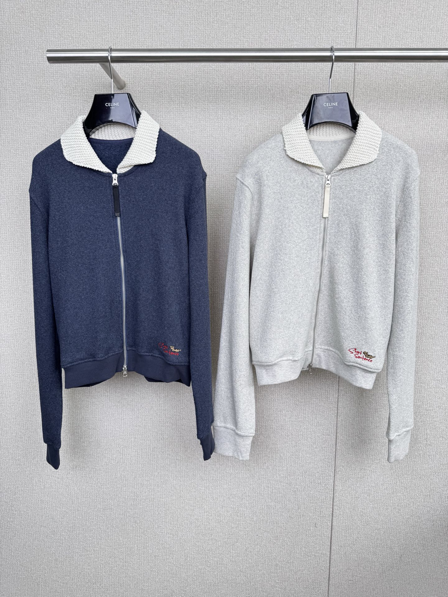 NO:534984,SHORT SENTENCE Short Sentence 25 Early Autumn Knitted Lapel Sports Cardigan, a knitted cardigan that Ins fashionable bloggers love, both appearance and practical wear, with a sense of both casual and eye-catching. The design of the small lapel brings an indescribable atmosphere. The collar is flipped on both sides, modifying the neck line and making the face look small. The slightly loose fit style is strong, with no sense of restraint on the upper body, and at the same time, it looks long and can play a role in tightening the figure, making the feeling of freedom and relaxation appear. The careful double-head zipper design can be pulled apart from the upper and lower. The fabric is weighty and knitted, and has good warmth. The overall color is mainly gray, with uniform and harmonious colors. Paired with black shoulder bags to increase fashion sense. The footwear adds casual vitality to the overall shape, suitable for daily travel, commuting and other occasions.  SML, Sneakers, Satchels, Alexander wang19860909SHORT SENTENCE短句25早秋针织翻领运动开衫,一款Ins时髦博主都很爱的针织开衫,颜值与实穿兼具,有种既随意又夺目的感觉,小翻领的设计 带来难以言喻的大气,领子翻开在两侧,修饰脖颈线条又显脸小,微宽松的合身版型,包容性强,上身没有束缚感,同时显得腰线长,能起到紧致身材的作用,让自在的松弛感呼之欲出,小心机的双头拉链设计,上下都可以拉开,面料有分量且针织细密,保暖性较好,整体以灰色系为主,色调统一和谐,搭配黑色挎包增加时尚感,脚上搭配运动鞋则为整体造型增添休闲活力,适合日常出行、通勤等多种场合. 码数SML,,sneakers,satchels,alexander wang,Women's clothing