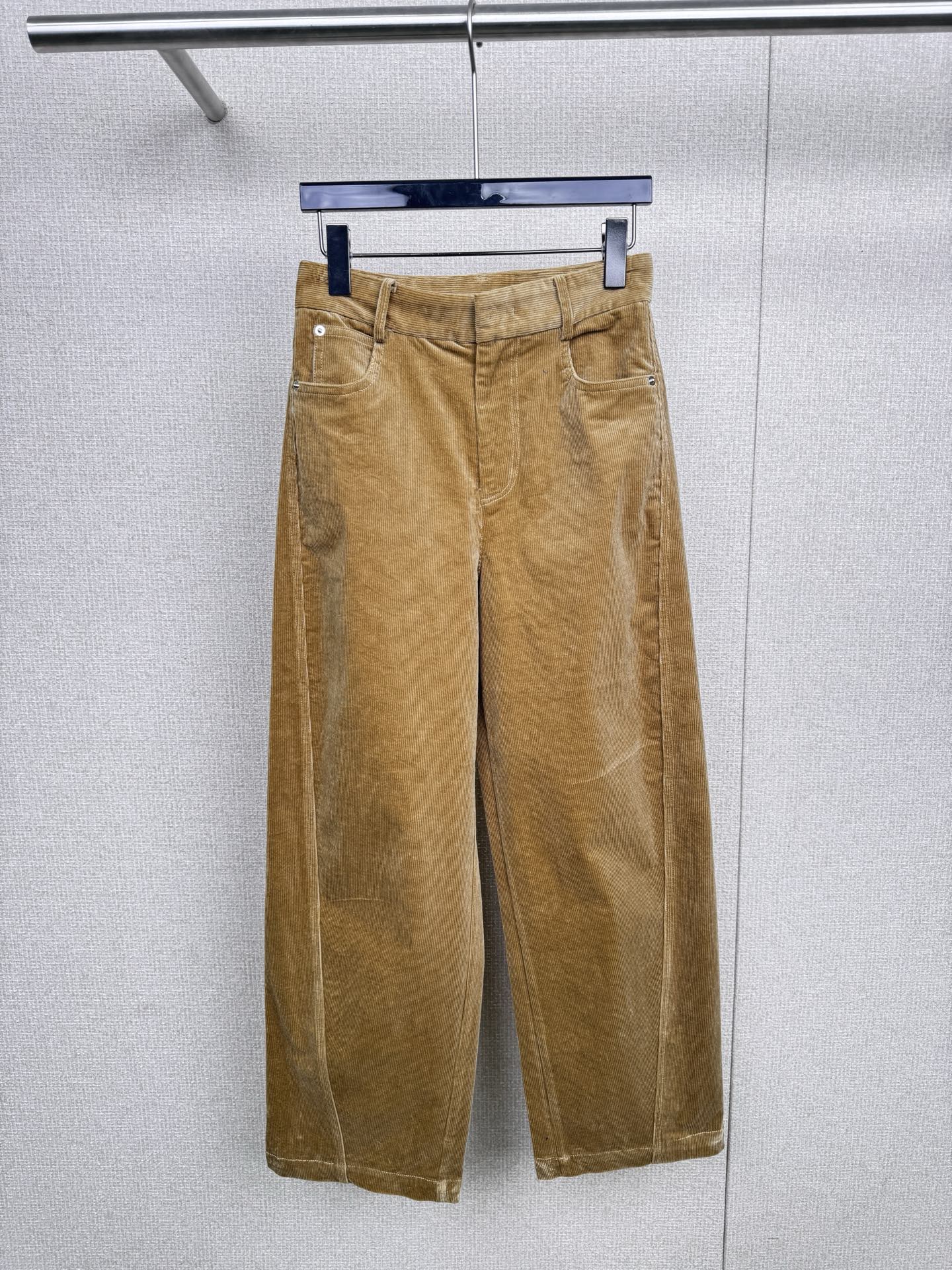 NO:534999,MOCO autumn new product corduroy sand-washed scimitar pants and ground-shaped high-waist casual pants. This pair of lantern velvet pants is too amazing. To be honest, I was confused when I saw the name 'lantern velvet' at the beginning, but the upper body effect directly made me stand out. This fabric is really amazing. The retro feel of lantern velvet and the fashionableness of the pants are simply a perfect collision between retro and modern. In terms of details, I have to blow the details. The trouser legs are super long. The high-waist design directly pulls the waistline below the chest. This small man immediately transforms into a supermodel proportion when wearing it. This thickness is so suitable for autumn and winter. It will not be bloated at all when wearing a bare leg artifact inside. What surprised me the most was its drape, and it feels so elegant when walking. It is sweet and cool when paired with Martin boots, and it is casual and lazy with white shoes. N styles of pants are casually switched. SML P,, boots, alexander  wang19860909MOCO秋新品灯芯绒砂洗弯刀裤及地廓形高腰休闲裤,这条灯蕊绒裤也太绝了吧,说实话一开始看到'灯蕊绒'这个名字我是懵的,但上身效果直接让我原地封神,这个面料真的绝绝子,灯蕊绒的复古感配上裤型的时髦度,简直就是复古与现代的完美碰撞,细节方面我必须吹爆,裤脚的微喇设计超显腿长,高腰设计直接把腰线拉到胸以下,本小个子穿上立马变身超模比例,而且这个厚度太适合秋冬了,里面穿条光腿神器完全不会臃肿,最让我惊喜的是它的垂坠感,走起路来那个飘逸感绝了,搭配马丁靴就是甜酷风,配小白鞋又是休闲慵懒感,一条裤子N种风格随便切换. 码数SML P,,boots,alexander wang,Women's clothing