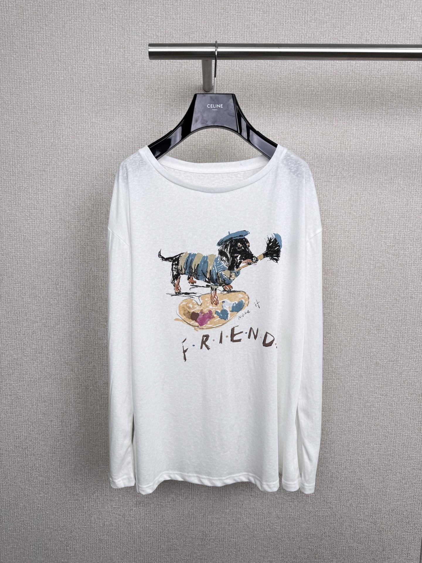 NO:535010,MAKE IF new product 25 autumn and winter friends long hair painter Dachshund dog slanted shoulder long-sleeved T-shirt. This autumn long-sleeved shirt is so beautiful. It looks so cute and has a charming collarbone in one second. Dachshund dog prints are playful and eye-catching without losing its fashion sense. It is very outstanding when you wear it casually. The off-shoulder design shows sexy, matched with Mary Zhen shoes and white socks, and the sweet and spicy atmosphere is full~ Whether you are shopping or dating, you can easily grasp the return rate. SML,,mary jane,tees, t-shirt,alexander wang19860909MAKE IF新品25秋冬老友记长毛画家腊肠狗狗斜肩长袖T恤,这件秋款长袖恤也太好看了吧,斜肩小心机,一秒展现迷人锁骨,腊肠狗狗印花俏皮吸睛又不失时尚感,随便一穿就很出挑,露肩设计小露性感,搭配玛丽珍鞋和白袜,甜辣氛围感拉满~无论是逛街还是约会,都能轻松拿捏回头率. 码数SML,,mary jane,tees，t-shirt,alexander wang,Women's clothing