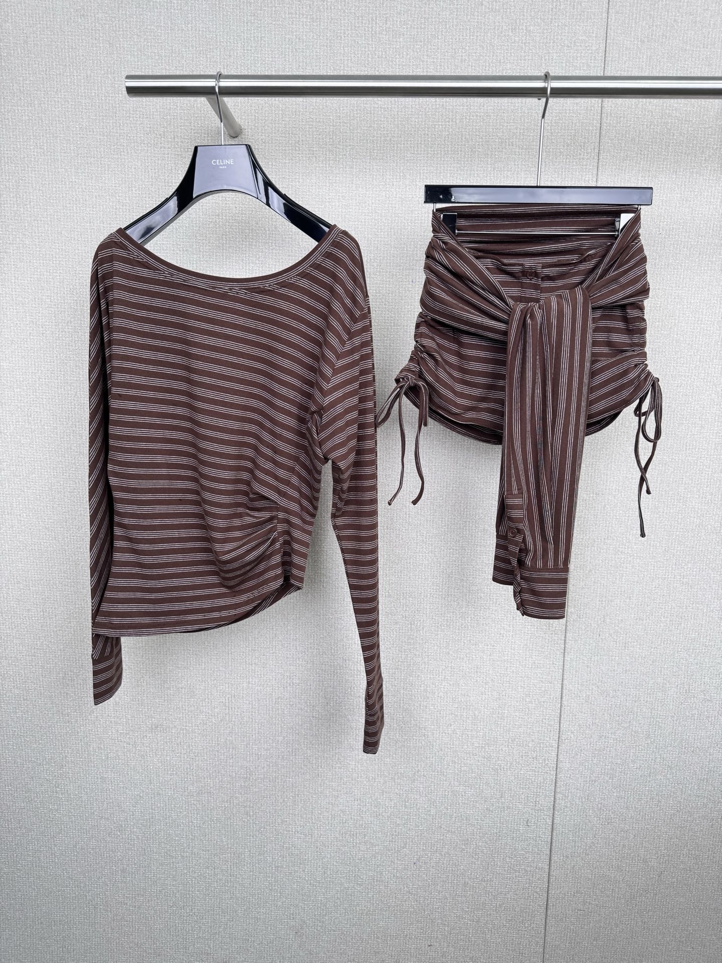 NO:545171,CNLEEWEI brown striped tilted shoulder pleated top wrap shorts suit, simple and comfortable style is the style that will never be eliminated. I like this kind of clothes that do not need to be matched with extra extra clothes. The upper body has a relaxed and comfortable feeling. The texture is cotton and spandex fabric. If you go out for a business trip, don’t worry too much, because it is really soft and not easy to wrinkle. It is no problem to wear it in the weather of more than 20 degrees. The body feels like breathing, it is not stuffy at all, and it is very breathable. There is no problem with the combination of tops and shorts in daily life. Brown is the most durable color I think, fashionable and simple, not picky. It is a lazy suit that you can wear whenever you close your eyes. The most important thing is that it is too friendly to the tolerance of the figure. The elastic and wrinkled design at the waist is very concealed. Even if you eat too much, it doesn’t matter if you have a belly!  SML, shorts, alexander wang19860909CNLEEWEI咖色条纹斜肩褶皱上衣围裹式短裤套装,简单舒适的风格才是永远都不会淘汰的款式,越来越喜欢这种不需要搭配额外多余的衣服,上身就有一种轻松惬意的感觉,质地是棉加氨纶的面料,如果出差出去玩带上这么一套衣服,不要太省心了,因为它真的非常软,而且不易皱,二十多度的天气穿它也没问题,体感有一种会呼吸的感觉,完全不闷热,透气性非常好,上衣和短裤日常分开搭配也没有问题,棕色是我觉得最最耐穿的颜色,时髦简约不挑人,属于一套闭眼入随便都能穿好看的懒人套装,最重要的是对身材的包容度太友好了,腰间松紧褶皱的设计非常遮肉,哪怕吃的再多有小肚子也没关系！ 码数SML,,shorts,alexander wang,Women's clothing