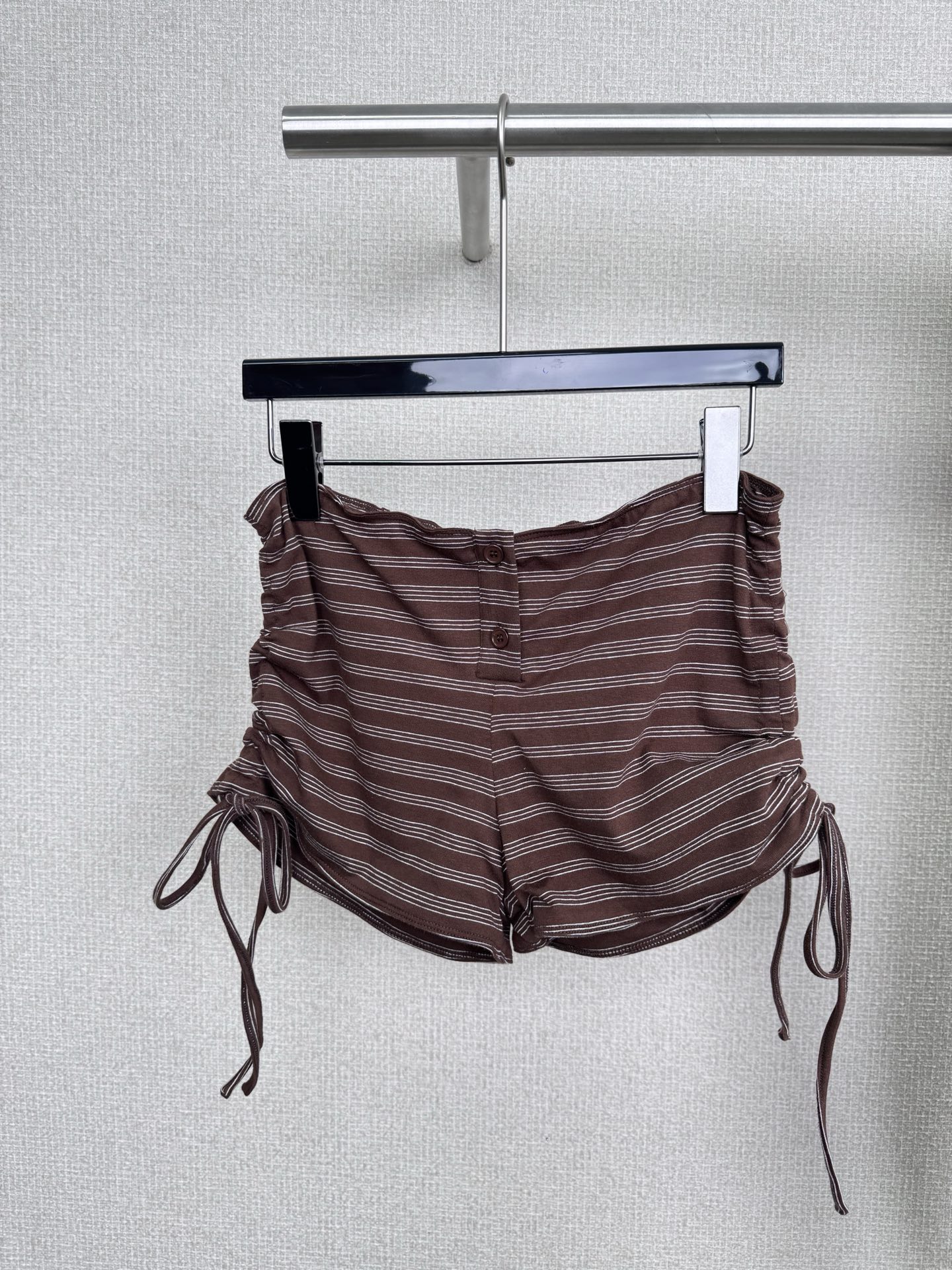 NO:545188,CNLEEWEI brown striped tilted shoulder pleated top wrap shorts suit, simple and comfortable style is the style that will never be eliminated. I like this kind of clothes that do not need to be matched with extra extra clothes. The upper body has a relaxed and comfortable feeling. The texture is cotton and spandex fabric. If you go out for a business trip, don’t worry too much, because it is really soft and not easy to wrinkle. It is no problem to wear it in the weather of more than 20 degrees. The body feels like breathing, it is not stuffy at all, and it is very breathable. There is no problem with the combination of tops and shorts in daily life. Brown is the most durable color I think, fashionable and simple, not picky. It is a lazy suit that you can wear whenever you close your eyes. The most important thing is that it is too friendly to the tolerance of the figure. The elastic and wrinkled design at the waist is very concealed. Even if you eat too much, it doesn’t matter if you have a belly!  SML, shorts, alexander wang19860909CNLEEWEI咖色条纹斜肩褶皱上衣围裹式短裤套装,简单舒适的风格才是永远都不会淘汰的款式,越来越喜欢这种不需要搭配额外多余的衣服,上身就有一种轻松惬意的感觉,质地是棉加氨纶的面料,如果出差出去玩带上这么一套衣服,不要太省心了,因为它真的非常软,而且不易皱,二十多度的天气穿它也没问题,体感有一种会呼吸的感觉,完全不闷热,透气性非常好,上衣和短裤日常分开搭配也没有问题,棕色是我觉得最最耐穿的颜色,时髦简约不挑人,属于一套闭眼入随便都能穿好看的懒人套装,最重要的是对身材的包容度太友好了,腰间松紧褶皱的设计非常遮肉,哪怕吃的再多有小肚子也没关系！ 码数SML,,shorts,alexander wang,Women's clothing