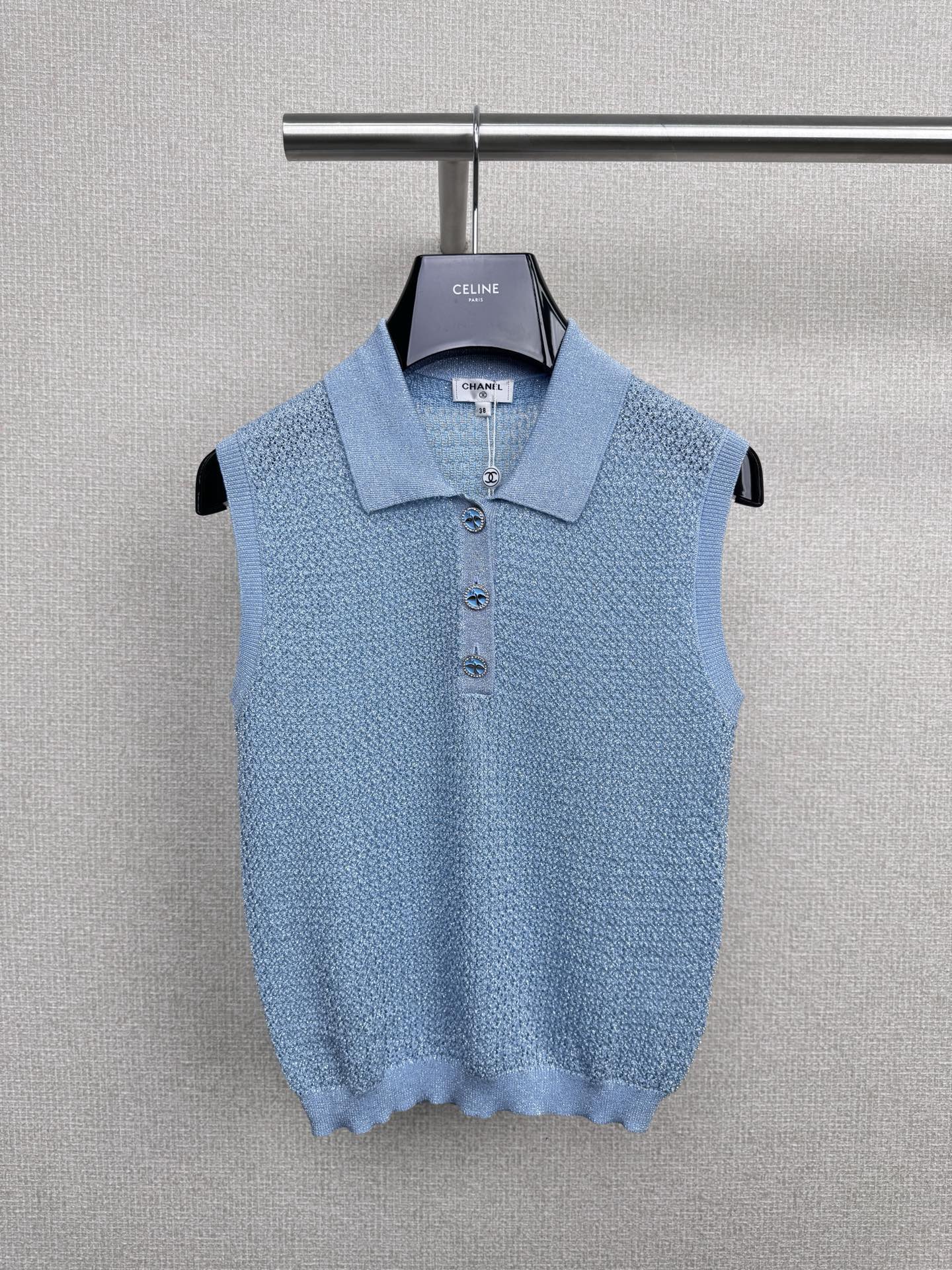 NO:545202,Chanel 2025 autumn sleeveless knitted polo shirt, this Polo neck vest knitted sweater is simply the beauty of autumn matching, calm and high-end, with a low-key and luxurious feeling. The Polo neck design is retro and exquisite, adding a bit of academic atmosphere, making you instantly reduce your age when you wear it. The knitted fabric is soft and skin-friendly, and it is also super comfortable to wear with close body. Single wear with work pants, fashionable and versatile, handsome, layered shirts inside, and more neat and capable, commuting and dates are super suitable. It is really suitable for whoever wears it, and the atmosphere is full, and the sisters just close their eyes and rush to it. SML, chanel,shirts,alexander wang19860909Chanel2025秋季无袖针织polo衫,这件Polo领背心针织衫,简直是秋季搭配的神呀,沉稳又高级,自带一种低调奢华感,Polo领设计,复古又精致,增添了几分学院风气息,让穿上你瞬间减龄,针织面料软糯亲肤,贴身穿也超舒服,单穿搭配工装裤,时尚百搭,帅气十足,内里叠穿衬衫,又多了一份利落干练,通勤、约会都超合适,真的是谁穿谁好看呐,氛围感直接拉满,姐妹们闭眼冲就对了. 码数SML,,chanel,shirts,alexander wang,Women's clothing