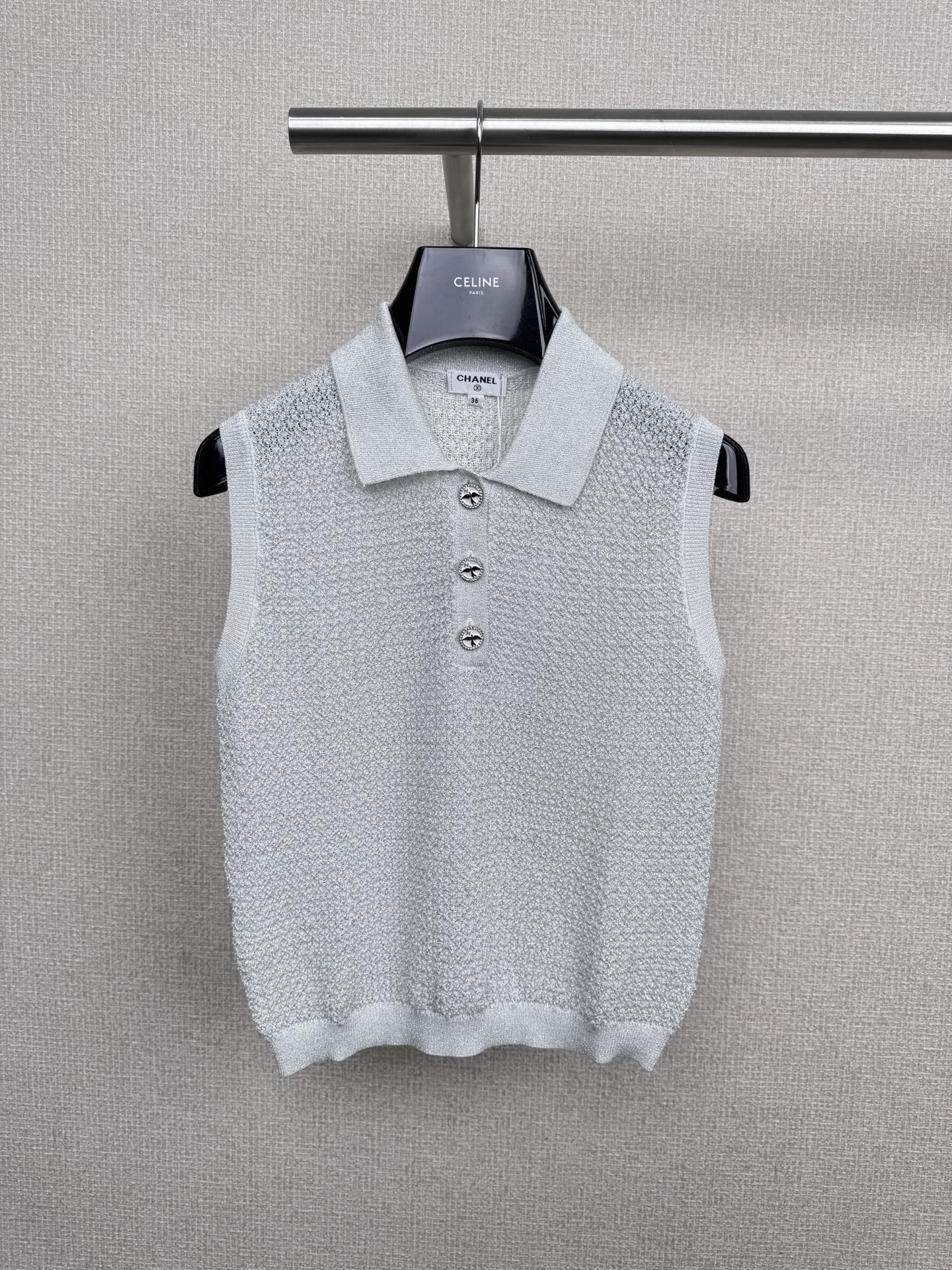 NO:545149,Chanel 2025 autumn sleeveless knitted polo shirt, this Polo neck vest knitted sweater is simply the beauty of autumn matching, calm and high-end, with a low-key and luxurious feeling. The Polo neck design is retro and exquisite, adding a bit of academic atmosphere, making you instantly reduce your age when you wear it. The knitted fabric is soft and skin-friendly, and it is also super comfortable to wear with close body. Single wear with work pants, fashionable and versatile, handsome, layered shirts inside, and more neat and capable, commuting and dates are super suitable. It is really suitable for whoever wears it, and the atmosphere is full, and the sisters just close their eyes and rush to it. SML, chanel,shirts,alexander wang19860909Chanel2025秋季无袖针织polo衫,这件Polo领背心针织衫,简直是秋季搭配的神呀,沉稳又高级,自带一种低调奢华感,Polo领设计,复古又精致,增添了几分学院风气息,让穿上你瞬间减龄,针织面料软糯亲肤,贴身穿也超舒服,单穿搭配工装裤,时尚百搭,帅气十足,内里叠穿衬衫,又多了一份利落干练,通勤、约会都超合适,真的是谁穿谁好看呐,氛围感直接拉满,姐妹们闭眼冲就对了. 码数SML,,chanel,shirts,alexander wang,Women's clothing