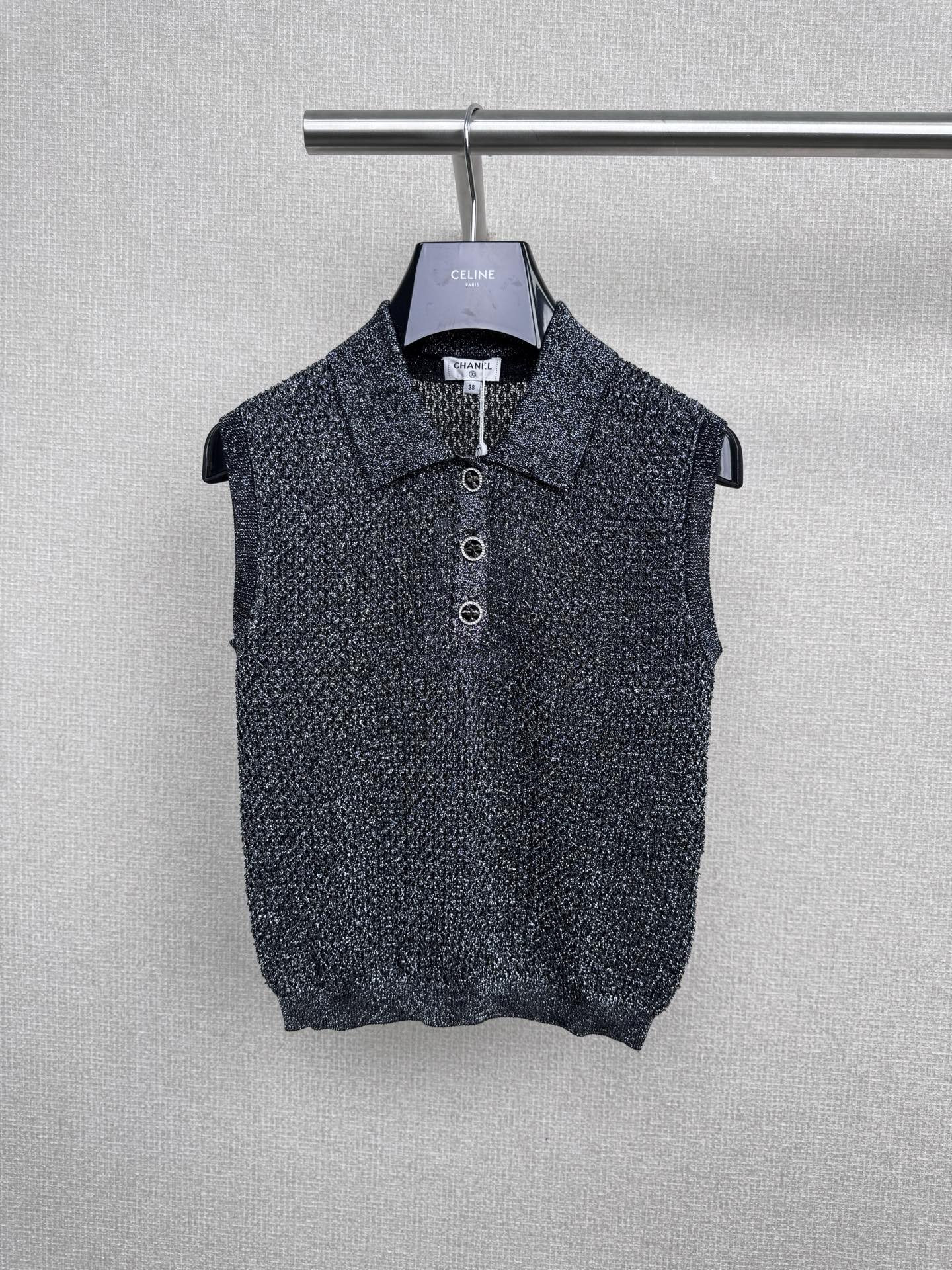 NO:545161,Chanel 2025 Autumn Sleeveless Knitted Polo Shirt. This Polo collar vest knitted sweater is simply the perfect match for autumn. It is calm and high-end, with a sense of low-key luxury. The Polo collar design is retro and refined, adding a bit of college style. It will instantly make you wear it.  It reduces age, the knitted fabric is soft and skin-friendly, and it is super comfortable to wear next to the body. Wear it alone with overalls, it is fashionable and versatile, and it is very handsome. When layered with a shirt inside, it adds a neat and capable look. It is very suitable for commuting and dating. It really looks good on whoever wears it, and the atmosphere is directly filled. Sisters, just close your eyes and rush.  Size SML P,,chanel,shirts,alexander wang19860909Chanel2025秋季无袖针织polo衫,这件Polo领背心针织衫,简直是秋季搭配的神呀,沉稳又高级,自带一种低调奢华感,Polo领设计,复古又精致,增添了几分学院风气息,让穿上你瞬间减龄,针织面料软糯亲肤,贴身穿也超舒服,单穿搭配工装裤,时尚百搭,帅气十足,内里叠穿衬衫,又多了一份利落干练,通勤、约会都超合适,真的是谁穿谁好看呐,氛围感直接拉满,姐妹们闭眼冲就对了. 码数SML P,,chanel,shirts,alexander wang,Women's clothing