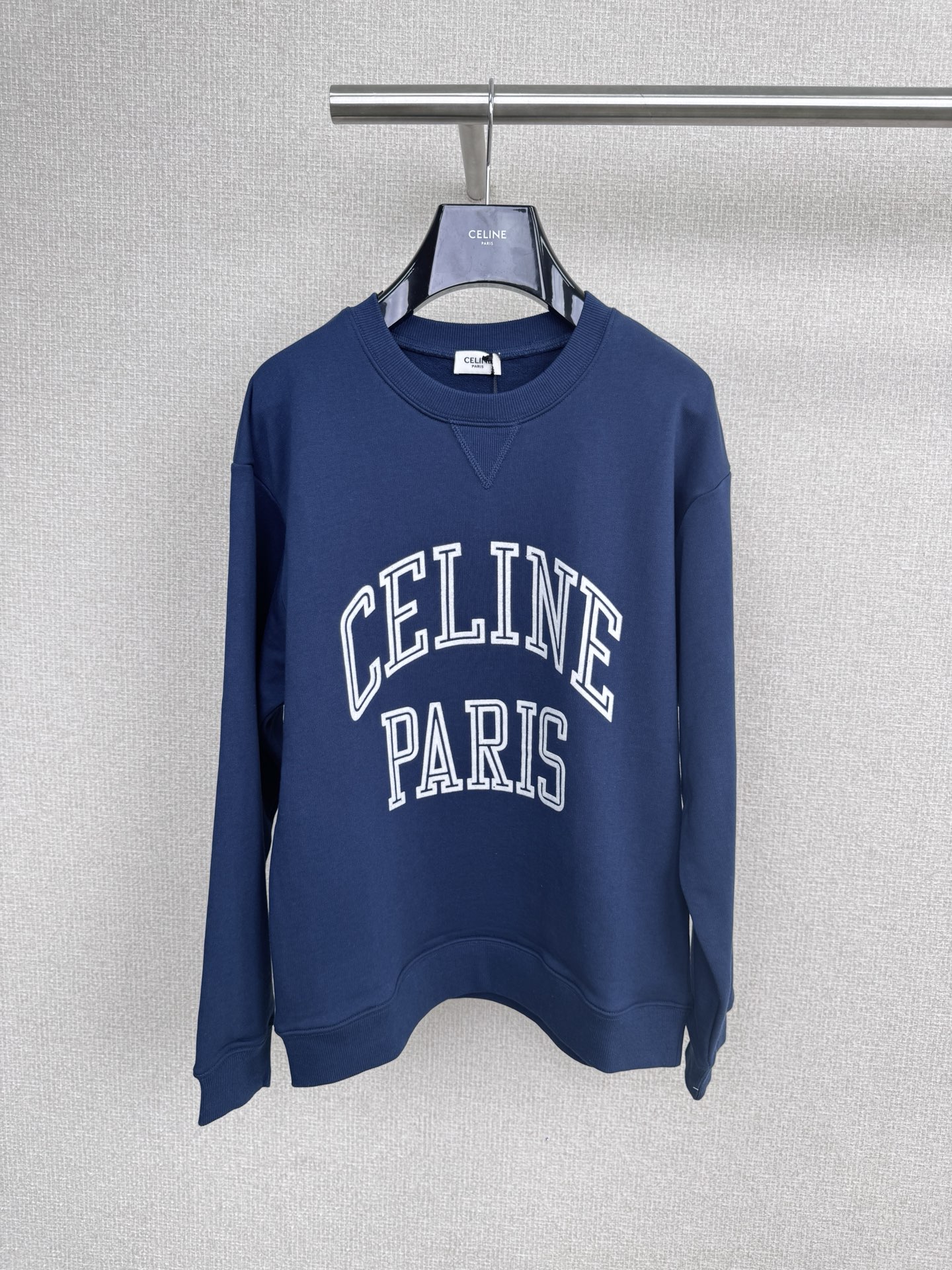 NO:545174,Celine 2025 autumn and winter new letter printed round neck sweatshirt, another round neck sweatshirt worth collecting is released, this season Celi hippie style completely conquers your wardrobe  , not picking on age and temperament, it is worthy of people's silence. The letter flower logo sign on the chest is particularly layered, presenting 3D effects, design, production and material selection, which are very rich and exquisite, which reflects this very well. The workmanship is quite exquisite, adding layering to the clothes and wearing it in a fashionable style. This round-neck sweatshirt is customized with 380G double yarn tripe cotton. This autumn and winter is because of this item. The texture of this style is quite touching. The specifications and grades are known to the tentacles. The delicateness and breathability are top-notch. The upper body is fashionable and handsome, and it is also a boutique brand that everyone knows about. It is definitely a basic sweatshirt that Selin's family must buy. It is very suitable for showing off dog food. The style and tolerance are also very good. It hides meat and looks slim. It is both very good and high-end.  SML, celine, hoodie, sweatshirts, alexander wang19860909Celine2025秋冬新款字母印花圆领卫衣,,又一款值得收藏的圆领卫衣单品面世,本季Celi 嬉皮风格彻底征服了你的衣橱 ,完全不挑年龄气质,值得人们静心感受的一件,胸前的字母花logo招牌特别有层次,呈现3D效果,设计、生产还是选材,都相当丰富精致,非常好的体现了这一点,做工相当精致,令衣服增添层次感,穿出时髦精的范儿,这个圆领卫衣采用了380G的双纱牛肚棉定制而成,这个秋冬就因为这个单品增添活力,此款的质感相当感人,触手便知规格档次,细腻程度与透气效果堪称顶级,上身的时尚且帅气,也是无人不知的精品大牌,绝对是塞琳家人手必入的一款基础卫衣,非常适合出街撒狗粮,版型和包容度也非常好,既藏肉又显瘦,都很好看满满的高级感. 码数SML,,celine,hoodie,sweatshirts,alexander wang,Women's clothing