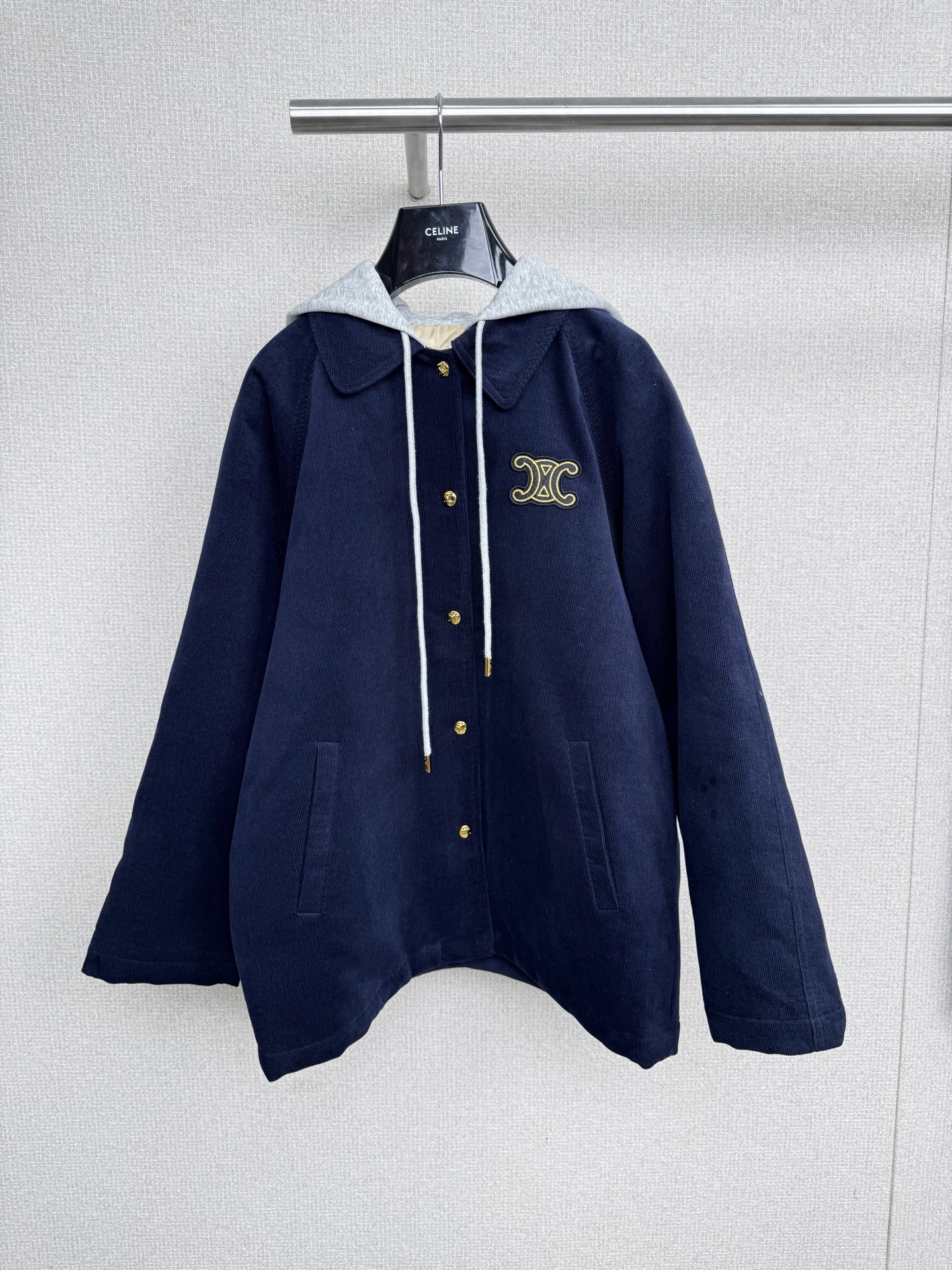 NO:545183,CELINE 2025 early autumn hooded jacket, navy blue college style jacket, paired with gray hooded design, adds layering and casual sense, exquisite golden Arc de Triomphe embroidery logo, and gold button embellishment also adds points to the overall shape. The loose style does not pick on the figure, and has a high tolerance for the body. The casual and comfortable dressing atmosphere is the outside. The corduroy design with tree pit stripes, and the diamond-shaped cotton inside is a very thick and warm piece. It is comfortable and resistant to freezing. It is very suitable for commuting to work and commute. I like casual outfits that I usually don’t have time to match when I go to work and school very early. This piece is really very solid. SML, celine, jackets & coats, hats, alexander wang19860909CELINE2025早秋连帽外套,藏蓝色学院风外套,搭配灰色连帽设计,增添了层次感与休闲感,精致的金色凯旋门刺绣logo,金色纽扣的点缀也为整体造型加分,宽松的版型不挑身材,对身形的包容度较高,随性自在的穿搭氛围,外面是树坑条纹的灯芯绒设计,内里菱格纹夹棉,很厚实很保暖的一件,穿上身又舒适又抗冻,上班通勤都很合适,喜欢休闲穿搭平时上班上学时间很早没时间搭配的,这一件真的就很顶实. 码数SML,,celine,jackets & coats,hats,alexander wang,Women's clothing