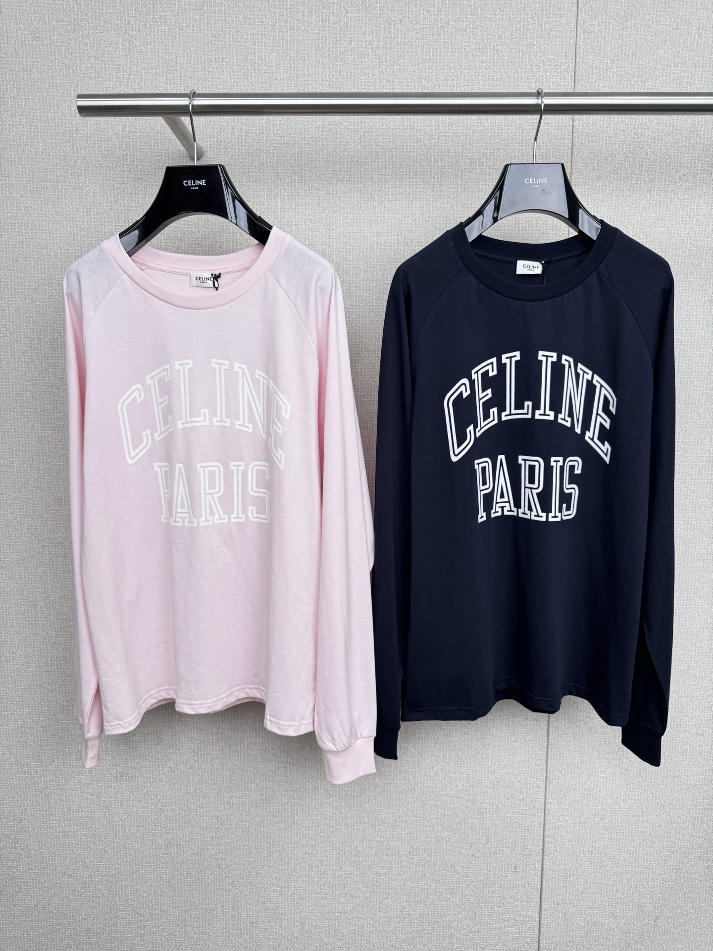 NO:545198,Celine 2025 new flocked letter long-sleeved T-shirt, French Celine, which has an absolute status in the fashion industry, uses luxury to express the fashion industry's concern for culture and sports, representing a new lifestyle, and has won the pursuit of trendy and high-end people with excellent quality. Sports style dressing interprets the inspiration for spring and summer on the street. The daily casual silhouette cuts can control the charm of high streets. The neckline and cuffs are made of solid color threads to present a relaxed and pleasant vacation feeling, and also has an excellent age-reducing effect. The CELINE letter logo on the chest visually conveys a unique three-dimensional feeling. Each letter is made of flocked lines in one stroke. The neat and clean style contains rich design details and interprets the French atmosphere. SML P,,celine,tees, t-shirt, alexander wang19860909Celine 2025新款植绒字母长袖T恤,时尚界有着绝对地位的法国Celine,用奢侈表达时尚界对文化与运动的关心,代表了一种新的生活方式,凭借优秀品质获得潮流高端人士的追捧,运动风穿搭演绎春夏出街灵感,日常休闲的廓形剪裁,驾驭出高街韵味,领口和袖口用以纯色螺纹,呈现出轻松愉悦的度假感,还拥有出色的减龄效果,胸前CELINE字母logo,视觉上传达了立体的奇特感觉,每一个字母由植绒线条一般一笔而成,利落干净的风格,蕴藏了丰富的设计细节,演绎法式氛围感穿搭. 码数SML P,,celine,tees，t-shirt,alexander wang,Women's clothing