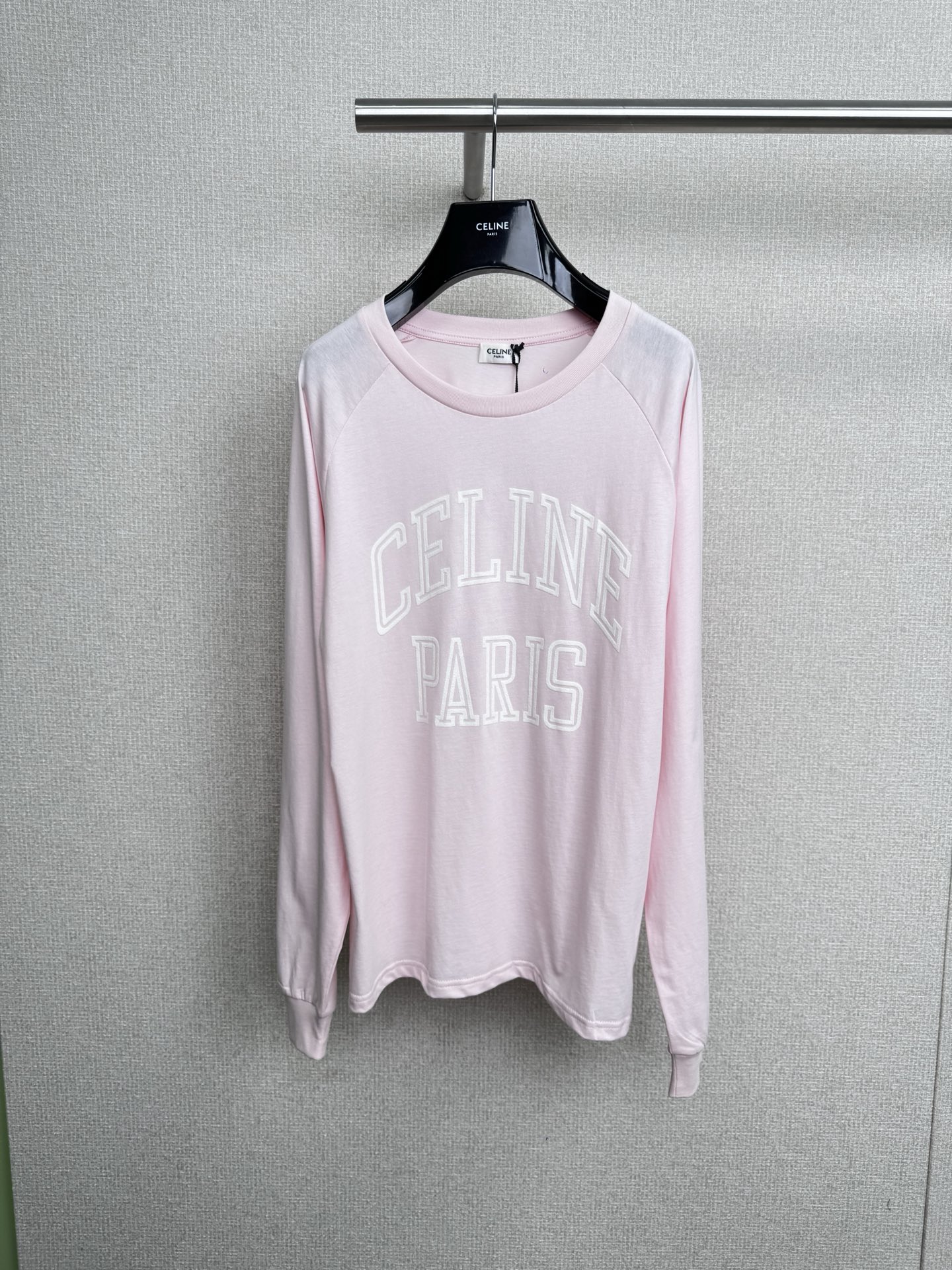 NO:545144,Celine 2025 new flocked letter long-sleeved T-shirt, French Celine, which has an absolute status in the fashion industry, uses luxury to express the fashion industry's concern for culture and sports, representing a new lifestyle, and has won the pursuit of trendy and high-end people with excellent quality. Sports style dressing interprets the inspiration for spring and summer streets. The daily casual silhouette cuts can control the charm of high streets. The neckline and cuffs are made of solid color threads, presenting a relaxed and pleasant vacation feeling, and also has an excellent age-reducing effect. The CELINE letter logo on the chest visually conveys a three-dimensional unique feeling. Each letter is made of flocked lines in one stroke. The neat and clean style contains rich design details and interprets the French atmosphere. SML, celine,tees, t-shirt, alexander wang19860909Celine 2025新款植绒字母长袖T恤,时尚界有着绝对地位的法国Celine,用奢侈表达时尚界对文化与运动的关心,代表了一种新的生活方式,凭借优秀品质获得潮流高端人士的追捧,运动风穿搭演绎春夏出街灵感,日常休闲的廓形剪裁,驾驭出高街韵味,领口和袖口用以纯色螺纹,呈现出轻松愉悦的度假感,还拥有出色的减龄效果,胸前CELINE字母logo,视觉上传达了立体的奇特感觉,每一个字母由植绒线条一般一笔而成,利落干净的风格,蕴藏了丰富的设计细节,演绎法式氛围感穿搭. 码数SML,,celine,tees，t-shirt,alexander wang,Women's clothing