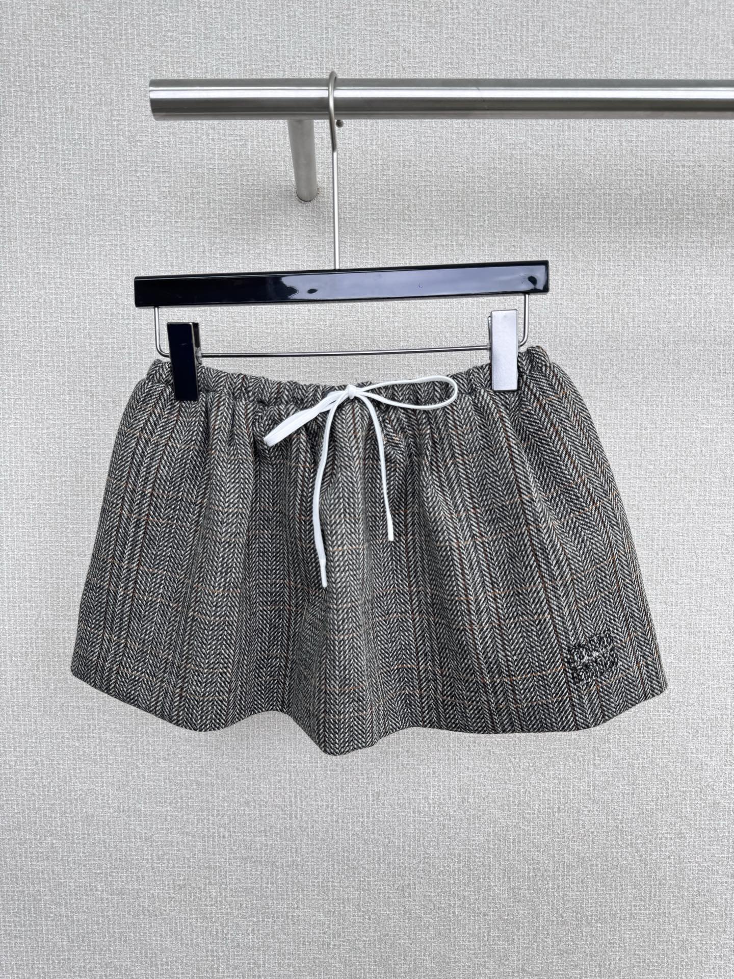 NO:545156,MiuMiu 2025 autumn and winter new dark plaid wool skirt, classic plaid elements instantly fill the academy style, drawstring design adds a bit of casualness, it is simply a sense of atmosphere, it is a sense of god, wear it directly on the spot, this bud shape is so amazing, the three-dimensional tailoring makes the waist and hip ratio perfect, the fluffy skirt brings a windy aura, like wearing clouds on the body, the low saturation high color is super white, gentle and cool, and can be used for commuting and dates  Slay the whole audience, the fabric is thick and crisp, and it will not be soft at all. It will not be stuck when walking. The wrinkled flower bud design at the waist hides mystery. It not only hides the belly, but also pulls the waistline high and thin. Visually, the legs are two meters long. It is paired with a short sweater + Mary Jane shoes = Korean drama chaebol's daughter's feeling. It is worn with an oversize suit + Martin boots and turns into a scoop on the street. Recently, it is superb to wear a long boot. A skirt unlocks N styles.  SML P,,miumiu,versace,boots,mary jane,skirts,business suit,alexander wang19860909MiuMiu2025秋冬新款暗格纹羊毛短裙,经典的格纹元素瞬间拉满学院风,抽绳设计又添了几分随性自在,简直是氛围感天花板,穿上直接原地封神,这个花苞廓形太绝了,立体剪裁把腰臀比修饰得超完美,蓬蓬的裙摆自带走路带风的气场,像把云朵穿在身上,低饱和度的高色调超显白,温柔又清冷,通勤约会都能slay全场,面料厚实又挺括,完全不会软塌塌,走路完全不卡腿,腰部的褶皱花苞设计暗藏玄机,不仅藏住小肚子,还把腰线拉得又高又细,视觉上直接腿长两米八,配短款针织衫+玛丽珍鞋=韩剧财阀千金既视感,搭oversize西装+马丁靴又秒变拽姐出街,最近降温套上长筒靴也超绝,一条裙子解锁N种风格. 码数SML P,,miumiu,versace,boots,mary jane,skirts,business suit,alexander wang,Women's clothing