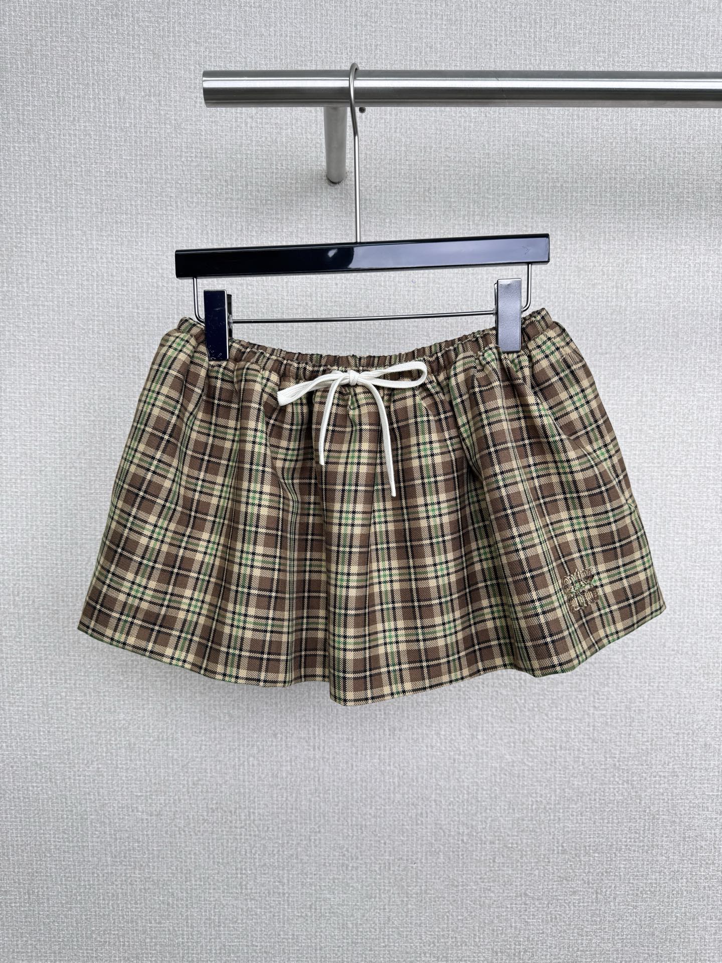 NO:545168,MiuMiu 2025 autumn and winter plaid skirt, classic plaid elements instantly fill the academy style, drawstring design adds a bit of casualness, it is simply a sense of atmosphere, it is a god-like ceiling when worn directly, this bud shape is so amazing, the three-dimensional tailoring makes the waist and hip ratio perfectly modified. The fluffy skirt hem brings a windy aura, like wearing clouds on the body, the low saturation high color is super white, gentle and cool, and can be used for commuting and dates  ay, the fabric is thick and crisp, and it will not be soft at all. It will not be stuck when walking. The wrinkled flower bud design at the waist hides mystery. It not only hides the belly, but also pulls the waistline high and thin. Visually, the legs are two meters long. It is paired with a short sweater + Mary Jane shoes = Korean drama chaebol's daughter's feeling. It is worn with an oversize suit + Martin boots and turns into a scoop on the street. Recently, it is superb to wear a long boot. A skirt unlocks N styles.  SML, miumiu, versace, boots, mary jane, skirts, business suit, alexander wang19860909MiuMiu2025秋冬款格纹短裙,经典的格纹元素瞬间拉满学院风,抽绳设计又添了几分随性自在,简直是氛围感天花板,穿上直接原地封神,这个花苞廓形太绝了,立体剪裁把腰臀比修饰得超完美,蓬蓬的裙摆自带走路带风的气场,像把云朵穿在身上,低饱和度的高色调超显白,温柔又清冷,通勤约会都能slay全场,面料厚实又挺括,完全不会软塌塌,走路完全不卡腿,腰部的褶皱花苞设计暗藏玄机,不仅藏住小肚子,还把腰线拉得又高又细,视觉上直接腿长两米八,配短款针织衫+玛丽珍鞋=韩剧财阀千金既视感,搭oversize西装+马丁靴又秒变拽姐出街,最近降温套上长筒靴也超绝,一条裙子解锁N种风格. 码数SML,,miumiu,versace,boots,mary jane,skirts,business suit,alexander wang,Women's clothing