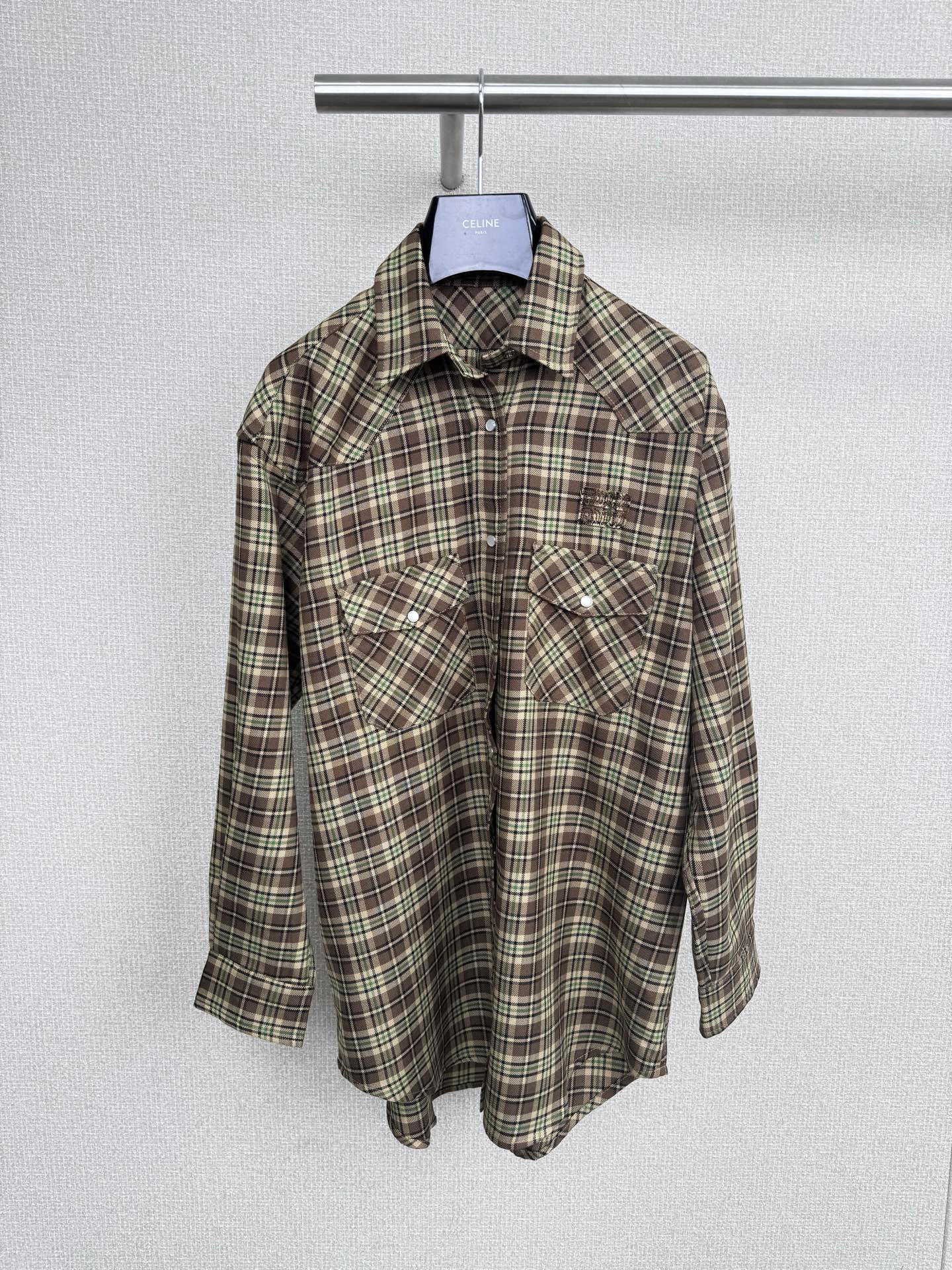 NO:545182,MiuMiu's new 2025 autumn and winter wool plaid shirt. This wool plaid shirt-style jacket uses classic British plaid elements. The color combination combines French style and Hong Kong-style retro. It is unique and high-end. No matter how the fashion trends change, plaid elements will never go out of style. Wearing it feels like traveling back to the retro streets of the last century, exuding a charming charm.   High-quality fabric, comfort and texture coexist. The fabric is made of high-content wool. It not only feels soft, but also has a very good thermal insulation effect. It can keep you warm and fashionable in autumn and winter. It has been micro-sanded, making it more washable and wear-resistant. It is also very convenient to take care of. It is simply lazy.  Good news for people, the loose version is not picky about your body shape. Its version is a loose shoulder design, which can well modify the shoulder line and hide the small shortcomings of the figure. It can be easily controlled by any figure, showing a sense of casualness and laziness, making you stand out from the crowd.  Size SML,,miumiu,jackets & coats,shirts,alexander wang19860909MiuMiu2025秋冬新款羊毛格子衬衫,这款羊毛格纹衬衫式外套,采用经典的英伦格子元素,配色融合了法式格调与港式复古,独特又高级,无论时尚潮流如何变迁,格纹元素永远都不会过时,穿上它仿佛穿越回了上个世纪的复古街头,散发着迷人的韵味, 优质面料,舒适与质感并存,面料是高含量的羊毛,不仅手感柔软,保暖效果也非常好,能让你在秋冬季节温暖又时尚,而且经过了微磨毛处理,更加耐洗耐磨,打理起来也很方便,简直是懒人的福音,宽松版型,不挑身材,它的版型是宽松的落肩设计,能够很好地修饰肩部线条,隐藏身材上的小缺点,任何身材都能轻松驾驭,轻松展现出随性与慵懒感,让你在人群中脱颖而出. 码数SML,,miumiu,jackets & coats,shirts,alexander wang,Women's clothing