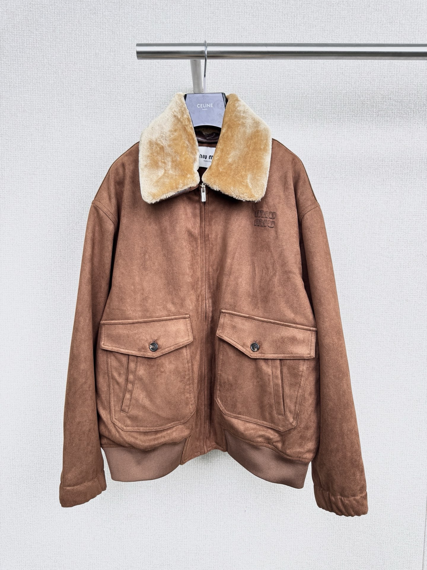 NO:545199,MiuMiu2025 autumn and winter new jacket cotton jacket, sugar-fried chestnut color matching, love, fashion and handsomeness coexist, mid-length design, neat and stylish, with a retro atmosphere, matte high-end feel, soft but crisp and stylish, with cotton design inside, hiding the warmth in the details, keeping the cold in autumn and winter without any pressure, like a warm experience of 'fur in one', grace and temperature, classic lapel splicing leather, tough and delicate, instantly improving the recognition of outfits  , double-pocket work style elements, retro Bane style with casualness and practicality. You can wear it in daily life with jeans and skirts. Whether it is retro Hong Kong style, American casualness, or light commuter style, this jacket can be perfectly integrated. It is put on a sweater in autumn and winter, and the level and texture are upgraded with one click, easily becoming a 'high-end' existence among the crowd. This autumn and winter, reject mediocrity and use a suede Bane style jacket to define your exclusive texture outfit.  SML P,,miumiu,skirts,jeans,jackets & coats,jackets & coats,sweaters,chamois leather,alexander wang19860909MiuMiu2025秋冬新款夹克棉服,糖炒栗子这个配色爱了爱了,时尚与帅气并存,中长款设计,利落有型,自带复古氛围感,自带哑光高级感,触手柔软却挺括有型,内里加棉设计,把暖意藏进细节,秋冬御寒毫无压力,宛如“皮毛一体”的温暖体验,风度温度两手抓,经典翻领拼接皮质,硬朗中带点精致,瞬间提升穿搭辨识度,双口袋工装风元素,复古巴恩风的随性与实用感兼备,日常搭配牛仔裤、半身裙都能穿出“不费力的时髦”,不管是走复古港风、美式休闲,还是轻熟通勤风,这件外套都能完美融入,秋冬套在毛衣,层次与质感一键升级,轻松成为人群中“一眼高级”的存在,这个秋冬,拒绝平庸,用一件麂皮绒巴恩风夹克,定义你的专属质感穿搭. 码数SML P,,miumiu,skirts,jeans,jackets & coats,jackets & coats,sweaters,chamois leather,alexander wang,Women's clothing