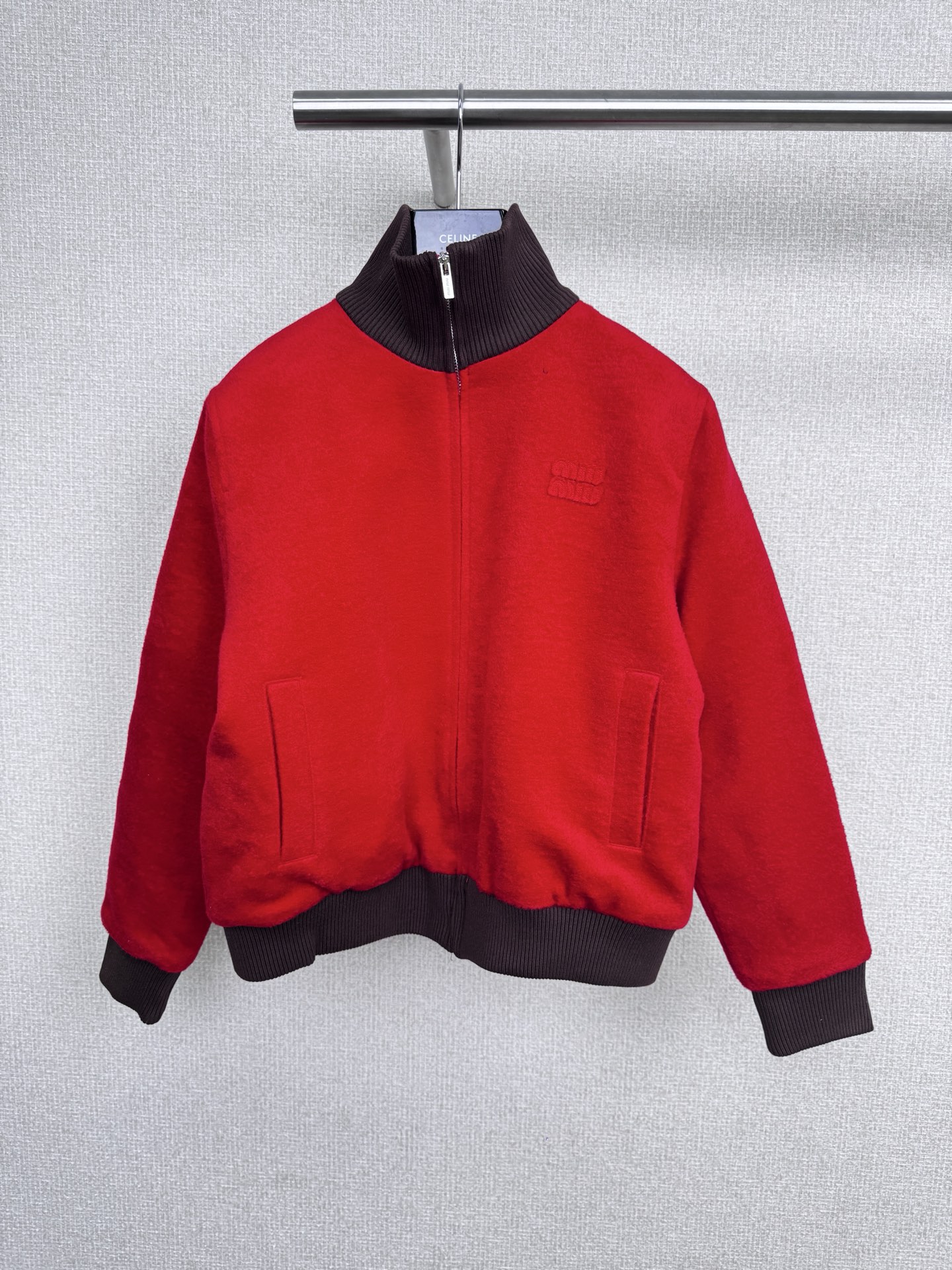 NO:545211,MiuMiu 2025 autumn and winter new women's logo color-blocked zipper short jacket jacket is hard to grasp by this color-blocked jacket. The red and brown ribbed are spliced ​​together, and the sense of high-end is instantly full. The red is passionate and the brown is calm and restrained. The two collided to create a unique fashion spark. The overall line of the jacket is smooth, the high-neck design adds a bit of casualness and casualness. The zipper is smooth and pulls, and the details show the quality. The wool fabric is super texture, windproof and breathable. When you wear it in autumn, you can resist the breeze without feeling stuffy. Whether it is matched with jeans or sweatpants, you can easily create a fashionable and comfortable look. When you wear it, it seems to have a fashion filter, and you will look back on the street. SML, miumiu, jeans, jackets & coats, jackets & coats, alexander  wang19860909MiuMiu2025秋冬新款女士徽标拼色拉链短款夹克外套,被这件拼色夹克狠狠拿捏,红色与咖啡色的罗纹拼接,高级感瞬间拉满,红色热情似火,咖色沉稳内敛,两者碰撞出独特的时尚火花,夹克整体线条流畅,高领设计增添了几分休闲与随性,拉链顺滑好拉,细节之处尽显品质,羊毛面料质感超棒,防风又透气,秋天穿它出门,既能抵御微风,又不会觉得闷热,不管是搭配牛仔裤还是运动裤,都能轻松打造出时尚又舒适的造型,穿上它,仿佛自带时尚滤镜,走在街上回头率爆表. 码数SML,,miumiu,jeans,jackets & coats,jackets & coats,alexander wang,Women's clothing