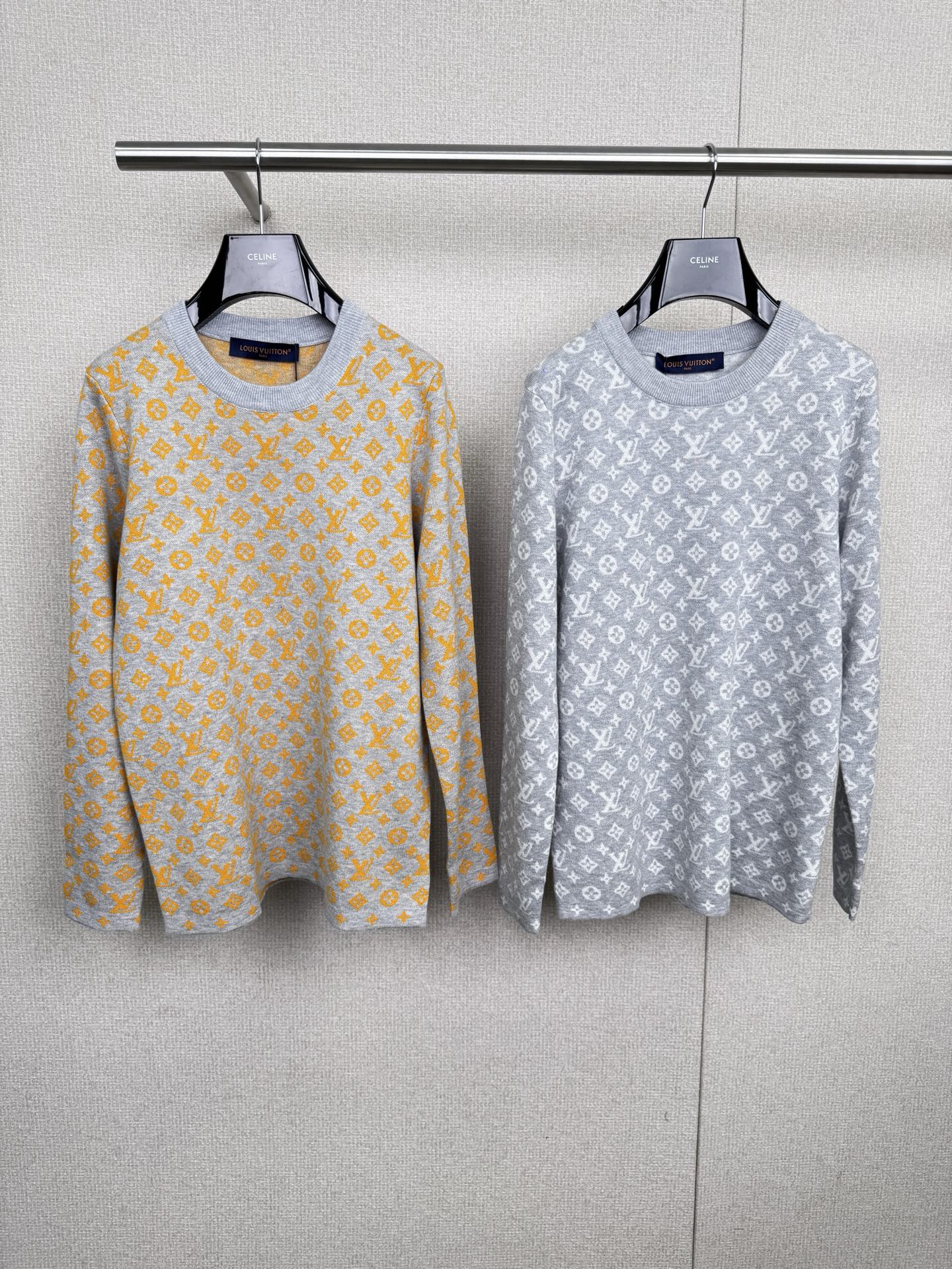 NO:545227,LV new printed presbyterian knitted sweater, soft and soft fabric feels soft and glutinous, high-end and versatile, and the whole body is luxurious. The fabric is made of ultra-light and extremely thin wool, which is more comfortable, breathable and dry, and the wearing experience will be better. When you wear it, it seems to be wrapped in soft clouds. You can feel warm and comfortable even in the cold winter. This presbyterian knitted sweater is extremely matchable. It can be matched with jeans, casual pants, etc. to easily create different styles. Whether it is casual or formal occasions, it can show your fashionable charm. Come and buy a classic presbyterian knitted sweater to make your winter outfit more outstanding. SML,,louis vuitton, jeans, sweaters, alexander wang19860909LV新款满印老花针织毛衣,软乎乎滴面料摸起来软软糯糯,上身高级且百搭,通身老花logo尽显奢华,面料采用超轻极细羊毛,更加舒适透气和干燥,穿着体验会更好,穿上它,仿佛被柔软的云朵包裹,即使在寒冷的冬日也能感受到温暖与舒适,这款老花针织衫可搭配性极强,可以搭配牛仔裤、休闲裤等,轻松打造出不同的风格,无论是休闲还是正式场合,都能展现出你的时尚魅力,快来入手一件经典老花针织衫,让你的冬日穿搭更加出彩吧. 码数SML,,louis vuitton,jeans,sweaters,alexander wang,Women's clothing