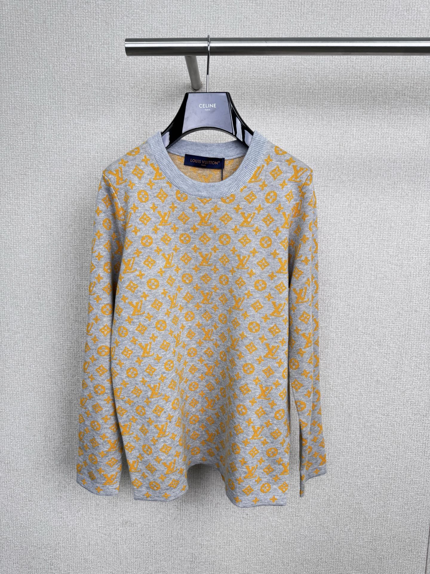 NO:545243,The new LV print presbyterian knitted sweater, soft and soft fabric feels soft and glutinous, the upper body is high-end and versatile, and the whole body is luxurious. The fabric is made of ultra-light and extremely thin wool, which is more comfortable, breathable and dry, and the wearing experience will be better. When you wear it, it seems to be wrapped in soft clouds. You can feel warm and comfortable even in the cold winter. This presbyterian knitted sweater is extremely matchable. It can be matched with jeans, casual pants, etc. to easily create different styles. Whether it is casual or formal occasions, it can show your fashionable charm. Come and buy a classic presbyterian knitted sweater to make your winter outfit more outstanding. SML P,,louis vuitton, jeans, sweaters, alexander wang19860909LV新款满印老花针织毛衣,软乎乎滴面料摸起来软软糯糯,上身高级且百搭,通身老花logo尽显奢华,面料采用超轻极细羊毛,更加舒适透气和干燥,穿着体验会更好,穿上它,仿佛被柔软的云朵包裹,即使在寒冷的冬日也能感受到温暖与舒适,这款老花针织衫可搭配性极强,可以搭配牛仔裤、休闲裤等,轻松打造出不同的风格,无论是休闲还是正式场合,都能展现出你的时尚魅力,快来入手一件经典老花针织衫,让你的冬日穿搭更加出彩吧. 码数SML P,,louis vuitton,jeans,sweaters,alexander wang,Women's clothing