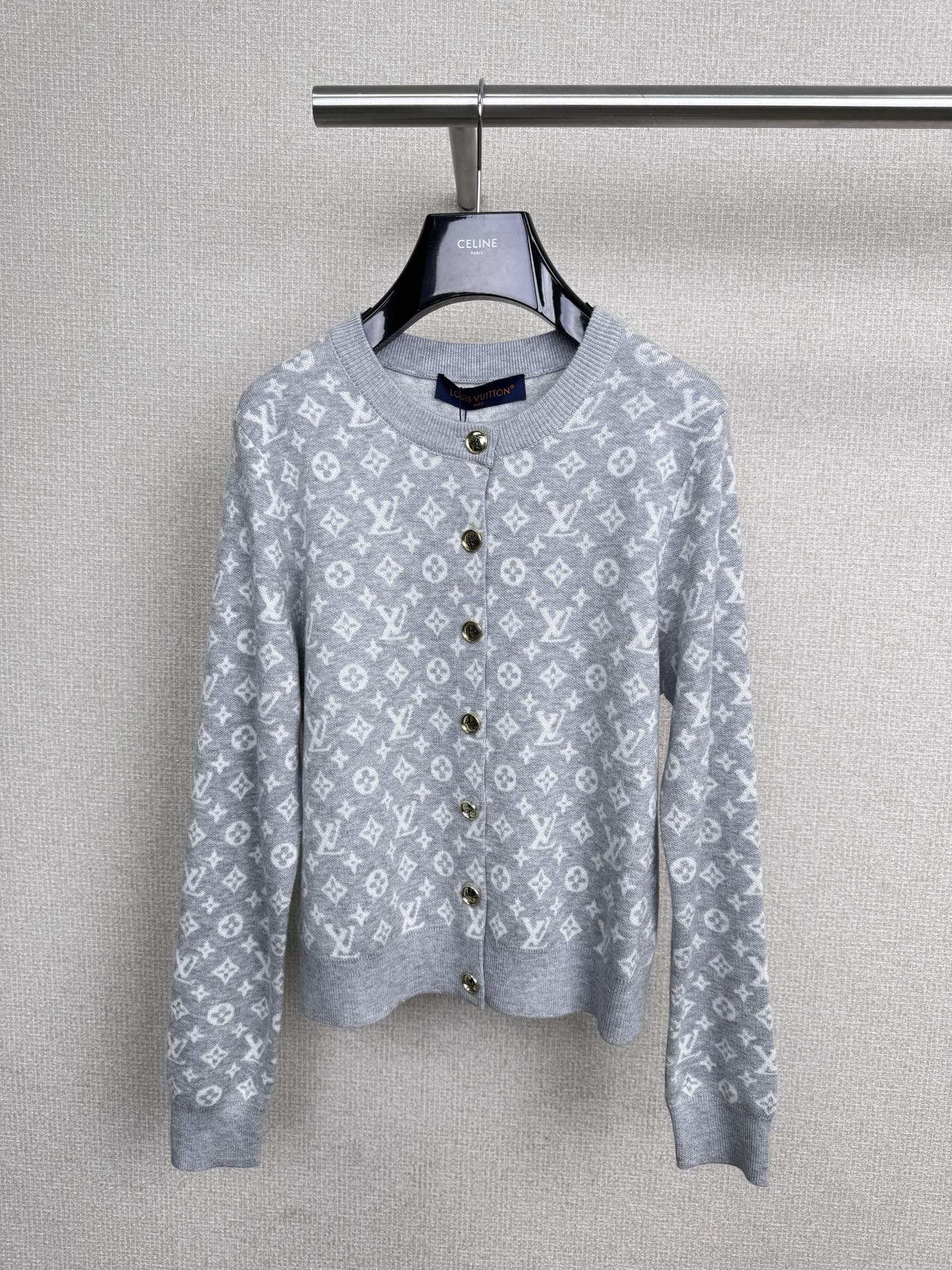 NO:545259,The new LV model full-print presbyterian round neck knitted cardigan, soft and soft fabric feels soft and glutinous, high-end and versatile, and the whole body is luxurious. The fabric is made of ultra-light and fine wool, which is more comfortable, breathable and dry, and the wearing experience will be better. When you wear it, it seems to be wrapped in soft clouds. You can feel warm and comfortable even in the cold winter. This presbyterian knitted sweater is extremely matchable. It can be matched with jeans, casual pants, etc. to easily create different styles. Whether it is casual or formal occasions, it can show your fashionable charm. Come and buy a classic presbyterian knitted sweater to make your winter outfit more outstanding. SML,,louis vuitton,jeans,alexander wang19860909LV新款满印老花圆领针织开衫,软乎乎滴面料摸起来软软糯糯,上身高级且百搭,通身老花logo尽显奢华,面料采用超轻极细羊毛,更加舒适透气和干燥,穿着体验会更好,穿上它,仿佛被柔软的云朵包裹,即使在寒冷的冬日也能感受到温暖与舒适,这款老花针织衫可搭配性极强,可以搭配牛仔裤、休闲裤等,轻松打造出不同的风格,无论是休闲还是正式场合,都能展现出你的时尚魅力,快来入手一件经典老花针织衫,让你的冬日穿搭更加出彩吧. 码数SML,,louis vuitton,jeans,alexander wang,Women's clothing