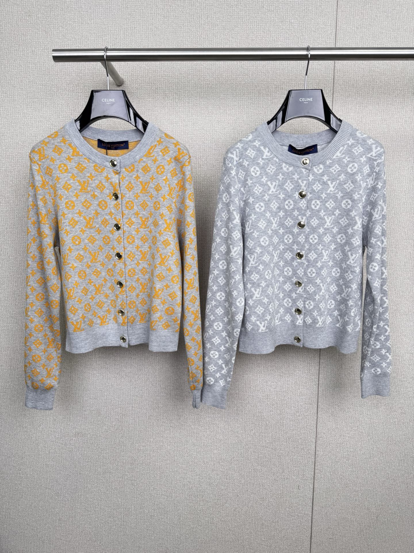 NO:545272,The new LV model full-print presbyterian round neck knitted cardigan, soft and soft fabric feels soft and glutinous, high-end and versatile, and the whole body is luxurious. The fabric is made of ultra-light and fine wool, which is more comfortable, breathable and dry, and the wearing experience will be better. When you wear it, it seems to be wrapped in soft clouds. You can feel warm and comfortable even in the cold winter. This presbyterian knitted sweater is extremely matchable. It can be matched with jeans, casual pants, etc. to easily create different styles. Whether it is casual or formal occasions, it can show your fashionable charm. Come and buy a classic presbyterian knitted sweater to make your winter outfit more outstanding. SML,,louis vuitton,jeans,alexander wang19860909LV新款满印老花圆领针织开衫,软乎乎滴面料摸起来软软糯糯,上身高级且百搭,通身老花logo尽显奢华,面料采用超轻极细羊毛,更加舒适透气和干燥,穿着体验会更好,穿上它,仿佛被柔软的云朵包裹,即使在寒冷的冬日也能感受到温暖与舒适,这款老花针织衫可搭配性极强,可以搭配牛仔裤、休闲裤等,轻松打造出不同的风格,无论是休闲还是正式场合,都能展现出你的时尚魅力,快来入手一件经典老花针织衫,让你的冬日穿搭更加出彩吧. 码数SML,,louis vuitton,jeans,alexander wang,Women's clothing