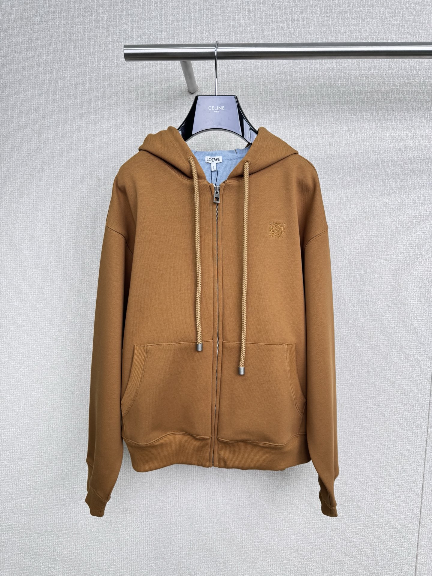 NO:545217,Wangfufu Fadian LOEWE Luo Yiwei  25 autumn and winter fashion simple and casual long-sleeved hooded sweatshirt, made of soft and comfortable fabric, with good skin-friendly and warmth, suitable for daily wear, classic hooded style, equipped with drawstrings, can flexibly adjust the tightness of the hat; there is an embroidered logo pattern on the chest, with a front kangaroo bag, which is convenient for placing small objects or hand warming. The soft and skin-friendly fabric can give the wearer a comfortable touch, and warmth can provide warmth in slightly cool weather, long  It is not easy to feel uncomfortable when wearing it. The hooded drawstring design adds a casual and casual style. The kangaroo bag is not only practical, but also enhances the casual style of the sweatshirt. In daily travel, home leisure and other scenes, wearing this sweatshirt, soft fabric and adjustable hooded design can bring a comfortable and comfortable experience. Whether it is to create a sporty style with sports pants or to create a casual street style with jeans, this sweatshirt can be easily adapted.  Meet the needs of various occasions and help the wearer show a unique fashion taste. SML, loewe, loewe, hoodie, sweatshirts, jeans, hats, alexander wang19860909旺福福法代 LOEWE 罗意威 25秋冬时尚简约休闲长袖连帽卫衣,采用柔软舒适的面料,具备较好的亲肤性与保暖性,适合日常穿着,经典连帽款式,配备抽绳,可灵活调节帽子的松紧度；胸前有刺绣logo图案,设有前置袋鼠兜,方便放置小物件或暖手,柔软亲肤的面料能给予穿着者舒适的触感,保暖性在微凉的天气里可以提供温暖,长时间穿着也不易产生不适感,连帽抽绳设计增添了休闲随性的风格,袋鼠兜不仅实用,还强化了卫衣的休闲风格,在日常出行、居家休闲等场景中,穿着这款卫衣,柔软的面料和可调节的连帽设计,能带来自在舒适的体验,无论是搭配运动裤打造运动风造型,还是搭配牛仔裤塑造休闲街头风,这款卫衣都能轻松适配, 满足多种场合的穿搭需求,帮助穿着者展现出独特的时尚品味. 码数SML,,loewe,loewe,hoodie,sweatshirts,jeans,hats,alexander wang,Women's clothing