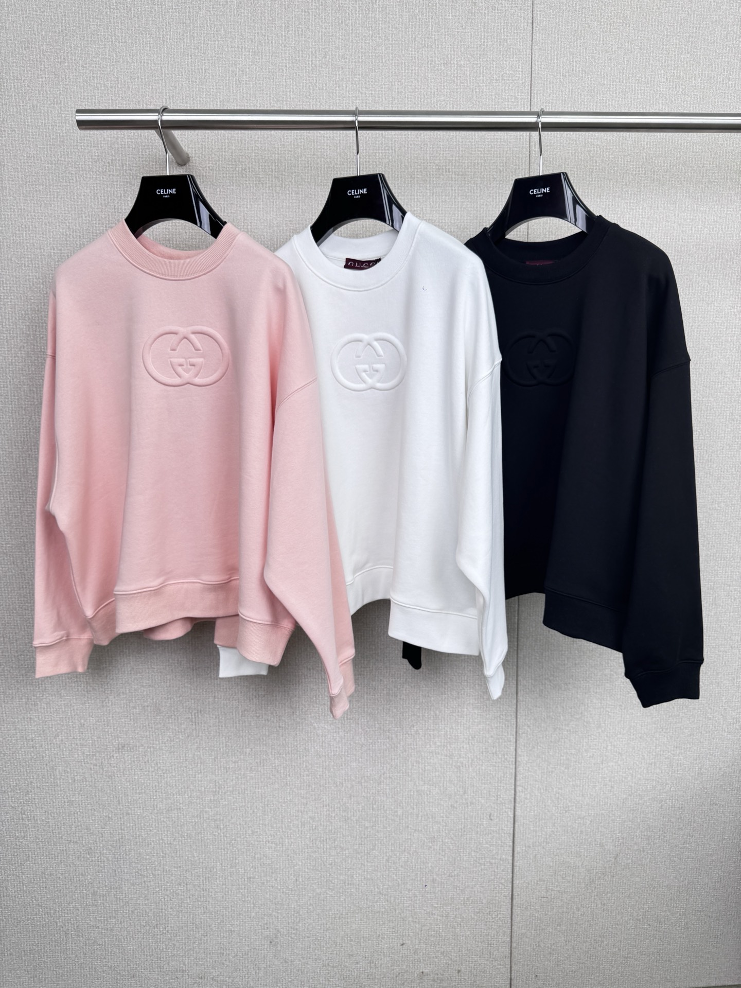 NO:545233,Gucci 2025 autumn and winter new round neck plus velvet sweatshirt, simple design but not without fashion sense, it is definitely a must-have item for trends. This sweatshirt adopts a plus velvet design, which not only ensures comfort but also has a warm effect. When worn in spring, autumn and winter, whether it is inside or outside, it can show a unique charm. Its style is oversize style, and the loose design makes it more free to wear. Whether it is with jeans or short skirts, it can be easily controlled and shows different styles. Its plus velvet design is both  It ensures the comfort of wearing and does not look bloated. Whether it is tall or petite sisters, they can be easily worn to show their unique charm. Moreover, the details of this sweatshirt are also very well handled. The round neck design is simple and elegant, which not only modifys the neckline, but also shows the elegant temperament of women. It is also a versatile choice. Whether it is matched with shoes or bags, you can easily hold the whole audience. It combines fashion, comfort and warmth, and is a must-have item in autumn and winter. Sisters, come and buy one.  SML, gucci, versace, hoodie, sweatshirts, skirts, jeans, alexander wang19860909Gucci2025秋冬新款圆领加绒卫衣,设计简洁却不失时尚感,绝对是潮流的必备单品,这款卫衣采用加绒设计,既保证了舒适度又兼具保暖效果,在春秋冬季节穿着,无论是内搭还是外穿,都能展现出独特的魅力,它的版型是oversize风格,宽松设计让穿着更加自由自在,无论是配牛仔裤还是短裙,都能轻松驾驭,展现出不同的风格,它的加绒设计,既保证了穿着的舒适度,又不会显得臃肿,无论是身材高挑还是娇小的姐妹,都能轻松穿上,展现自己的独特魅力,而且这款卫衣的细节处理也非常到位,圆领设计简约大方,既修饰了颈部线条,又展现了女性的优雅气质,也是百搭之选,无论是搭配鞋子还是包包,都能轻松Hold住全场,它集时尚、舒适、保暖于一身,是秋冬季节的必备单品,姐妹们,快来入手一件吧. 码数SML,,gucci,versace,hoodie,sweatshirts,skirts,jeans,alexander wang,Women's clothing