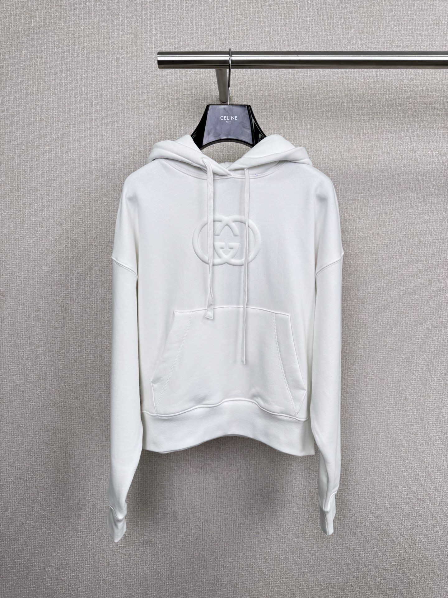 NO:545276,Gucci 2025 autumn and winter new hooded plush sweatshirt, simple but stylish, is definitely a must-have item for trends. This sweatshirt adopts a plush design, which not only ensures comfort but also has a warm effect. When worn in spring, autumn and winter, whether it is inside or outside, it can show a unique charm. Its style is oversize style, and the loose design makes it more free to wear. Whether it is fitted with jeans or short skirts, it can be easily controlled and shows different styles. Its plush design, both  It ensures the comfort of wearing and does not look bloated. Whether it is tall or petite sisters, they can be easily worn to show their unique charm. Moreover, the details of this sweatshirt are also very well handled. The round neck design is simple and elegant, which not only modifys the neck lines, but also shows the elegant temperament of women. It is also a versatile choice. Whether it is matched with shoes or bags, you can easily hold the whole audience. It combines fashion, comfort and warmth, and is a must-have item in autumn and winter. Sisters, come and buy one.  SML, gucci, versace, hoodie, sweatshirts, skirts, jeans, hats, alexander wang19860909Gucci2025秋冬新款连帽加绒卫衣,设计简洁却不失时尚感,绝对是潮流的必备单品,这款卫衣采用加绒设计,既保证了舒适度又兼具保暖效果,在春秋冬季节穿着,无论是内搭还是外穿,都能展现出独特的魅力,它的版型是oversize风格,宽松设计让穿着更加自由自p在,无论是配牛仔裤还是短裙,都能轻松驾驭,展现出不同的风格,它的加绒设计,既保证了穿着的舒适度,又不会显得臃肿,无论是身材高挑还是娇小的姐妹,都能轻松穿上,展现自己的独特魅力,而且这款卫衣的细节处理也非常到位,圆领设计简约大方,既修饰了颈部线条,又展现了女性的优雅气质,也是百搭之选,无论是搭配鞋子还是包包,都能轻松Hold住全场,它集时尚、舒适、保暖于一身,是秋冬季节的必备单品,姐妹们,快来入手一件吧. 码数SML,,gucci,versace,hoodie,sweatshirts,skirts,jeans,hats,alexander wang,Women's clothing