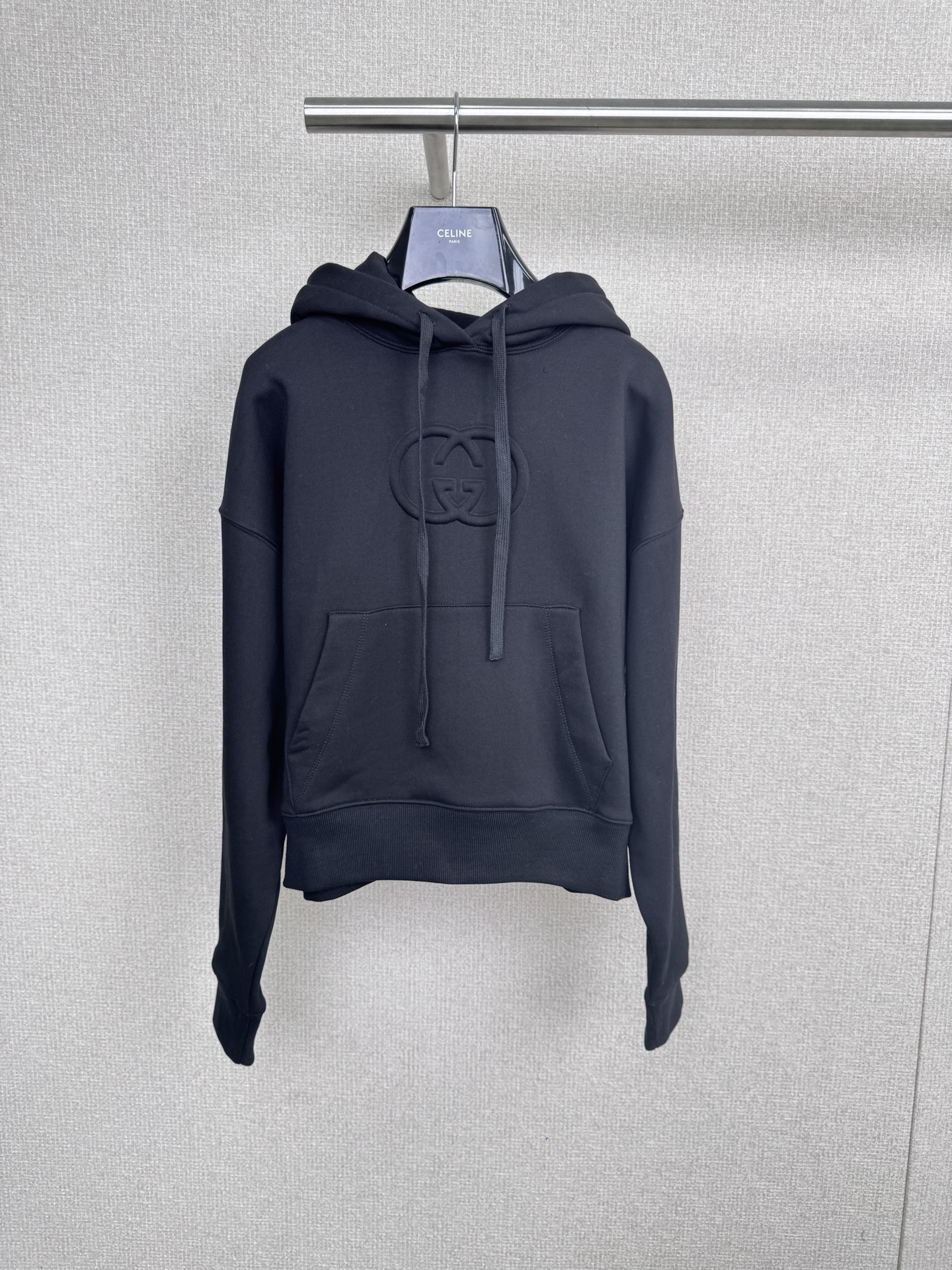 NO:545288,Gucci 2025 autumn and winter new hooded plush sweatshirt, simple but stylish, is definitely a must-have item for trends. This sweatshirt adopts a plush design, which not only ensures comfort but also has a warm effect. When worn in spring, autumn and winter, whether it is inside or outside, it can show a unique charm. Its style is oversize style, and the loose design makes it more free to wear. Whether it is with jeans or short skirts, it can be easily controlled and shows different styles. Its plush design is both  It ensures the comfort of wearing and does not look bloated. Whether it is tall or petite sisters, they can be easily worn to show their unique charm. Moreover, the details of this sweatshirt are also very well handled. The round neck design is simple and elegant, which not only modifys the neckline, but also shows the elegant temperament of women. It is also a versatile choice. Whether it is matched with shoes or bags, you can easily hold the whole audience. It combines fashion, comfort and warmth, and is a must-have item in autumn and winter. Sisters, come and buy one.  SML, gucci, versace, hoodie, sweatshirts, skirts, jeans, hats, alexander wang19860909Gucci2025秋冬新款连帽加绒卫衣,设计简洁却不失时尚感,绝对是潮流的必备单品,这款卫衣采用加绒设计,既保证了舒适度又兼具保暖效果,在春秋冬季节穿着,无论是内搭还是外穿,都能展现出独特的魅力,它的版型是oversize风格,宽松设计让穿着更加自由自在,无论是配牛仔裤还是短裙,都能轻松驾驭,展现出不同的风格,它的加绒设计,既保证了穿着的舒适度,又不会显得臃肿,无论是身材高挑还是娇小的姐妹,都能轻松穿上,展现自己的独特魅力,而且这款卫衣的细节处理也非常到位,圆领设计简约大方,既修饰了颈部线条,又展现了女性的优雅气质,也是百搭之选,无论是搭配鞋子还是包包,都能轻松Hold住全场,它集时尚、舒适、保暖于一身,是秋冬季节的必备单品,姐妹们,快来入手一件吧. 码数SML,,gucci,versace,hoodie,sweatshirts,skirts,jeans,hats,alexander wang,Women's clothing