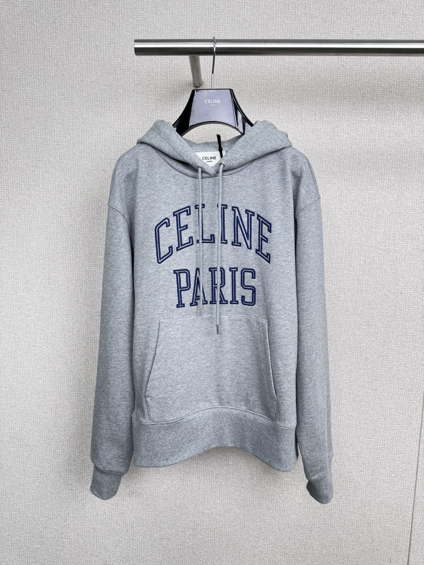 NO:545301,Celine2025 new autumn and winter floral gray side threaded sweatshirt, developed from the same fabric as the original version, weighing 440G, the sweatshirt is spliced with threads on the side, making the garment looser and crisper. The fabric is made of high-quality cotton yarn to restore the floral gray texture. The heavy texture of 440 grams restores the texture of the garment. The heavyweight skin-friendly fabric is soft and crisp, with soft gray tones.  The skin tone is very transparent, and the hat rope details add a youthful touch to the overall look. As a layering layer, it just neutralizes the toughness of the denim jacket. The overall look is casual without losing the sense of style. The overall oversize is paired with retro running shoes. From color to material, it conveys Ce's inclusive dressing aesthetics. Wear it like this in autumn, and every scene will be like a Japanese magazine-like texture.   Size SML,,celine,versace,hoodie,sweatshirts,jackets & coats,hats,alexander wang19860909Celine2025秋冬新款花灰色侧边螺纹卫衣,原版同款面料开发,克重440G,卫衣侧边拼接螺纹,成衣更加宽松挺括,面料选用优质棉纱,还原花灰色的纹理,440克的重磅质感,还原了成衣的质感,重磅亲肤面料兼具柔软挺括,柔和灰色调衬得肤色很通透,帽绳细节为整体造型增添了少年气,作为叠穿层次,恰好中和牛仔外套的硬朗,整体上随性又不失造型感,整身oversize搭配复古跑鞋,从色彩到材质,都传递着Ce包容性的穿搭美学,秋日这样穿,每一幕都是日系杂志般的质感画面. 码数SML,,celine,versace,hoodie,sweatshirts,jackets & coats,hats,alexander wang,Women's clothing