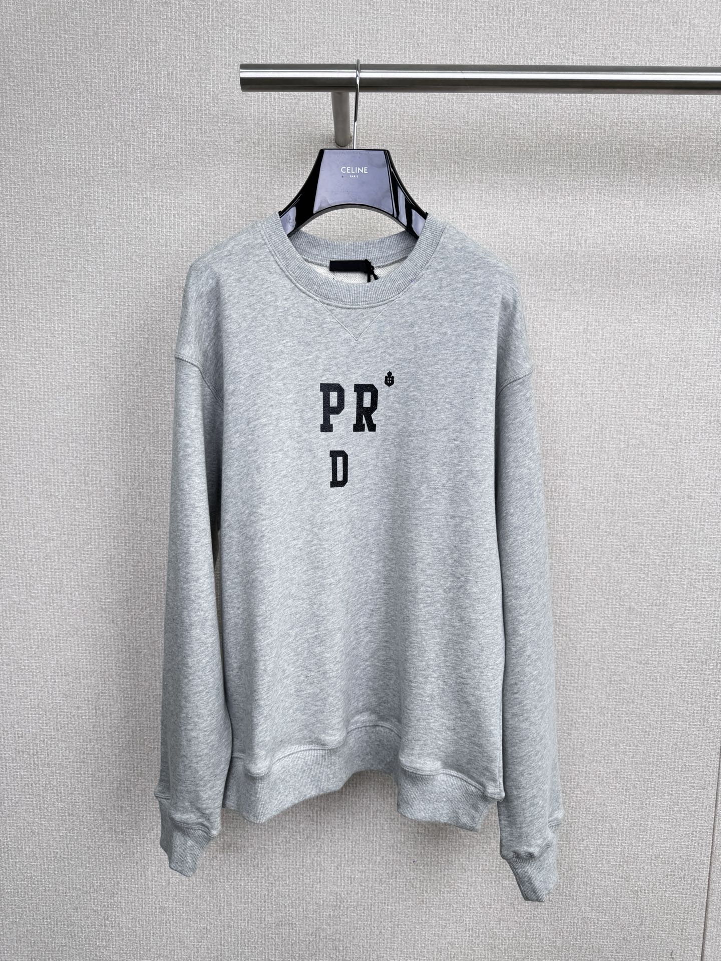 NO:545314,Prada 2025 autumn and winter new letter pullover sweatshirt, Ivy Academy style gray sweatshirt, plays the slack feeling of autumn to the end, pays more attention to tailoring and fabric texture, the style is slightly loose, but this time it will not be oversized to create a vigorous fashionable feeling. Simply layering the white T, you can easily draw pictures, simple and layered, 36S double yarn pure cotton + 7S fish scale bottom, the fabric weighs 420g, you will know how different it is when you get it. It is not the kind of light and cheap product, the drooping feeling is directly pulled, it is delicate and soft to the touch, and it is so comfortable to wear close to the body that you don’t want to take it off. The double yarn double-sided craftsmanship is three times more textured than ordinary sweatshirts, and it is breathable. It is not a dull and sweaty in summer, and it is first-class in moisture absorption and sweating. It is still dry after exercise, and the printing is even more unfriendly!  The dual process of environmentally friendly thick plate + suede is not the kind of offset printing that can be removed as soon as you wash. The thick plate printing produces a three-dimensional relief feeling. You can feel the layering feeling when you touch it with your hands. It is washable and durable. Compared with flat printing, it is unique and advanced. It is not afraid of being hit when you go out. The triangle logo design behind it directly hits the retro heart!  Infrared cutting of the same fabric is not the cheap labeling. It is stacked together in different sizes, and the inverted triangle shape breaks the routine. It is simple and unique, with a full sense of detail. Any pair of jeans is super stylish, and the style is even more versatile!  Loose round neck pullover, not picking on the figure or people, making it look thin and hiding. The key point is!  The back collar is made of a webbing collar, and it will not deform no matter how you wash it!  The details of the collar ring and shoulder seam are all double-needle thread cross-seaming technology, so you no longer have to worry about bursting the thread after wearing it a few times. This quality and craftsmanship are completely at the top of the brand. The fabric is customized and the details are full of details, which is not the same level as those currency on the market!  If you miss it, you really have to pat your thighs, hurry up. SML, prada, versace, hoodie, sweatshirts, jeans, alexander wang19860909Prada2025秋冬新款字母套头卫衣,常青藤学院风十足的灰色卫衣,将秋日松弛感玩转到底,更注重剪裁和面料质感,版型偏向略微宽松,但这次不会过分oversized,营造一种effortless的时髦感,简单叠穿白色T,就能轻松出图,简单有层次感,36S双纱纯棉+7S鱼鳞底,面料克重足足420g,拿到手就知道有多不一样,不是那种轻飘飘的廉价货,垂坠感直接拉满,摸上去细腻柔软,贴身穿舒服到不想脱,双纱双面工艺,比普通卫衣质感翻三倍,透气性绝了,夏天穿也不闷汗,吸湿排汗一流,运动完身上还是干爽的,印花更是绝到没朋友！环保厚板+绒面双工艺,不是那种一洗就掉的胶印,厚板印花堆出立体浮雕感,用手摸都能感觉到层次感,耐洗又耐穿；比起平面印花它独特又高级,出门完全不怕撞款,背后的三角标设计直接戳中复古心！同面料红外线切割,不是那种廉价的贴标,不同尺寸叠在一起,倒三角造型打破常规,简约又有个性,细节感拉满,随便搭条牛仔裤都超有范儿,版型更是万年百搭款！宽松圆领套头,不挑身材不挑人,显瘦藏肉一绝.重点是！后领做人织带包领,怎么洗都不变形！领圈、肩缝这些细节全是双针车线跨缝工艺,再也不用担心穿几次就爆线,这品质、这工艺,完全是一线大牌水准,面料定制、细节拉满,跟市场上那些通货根本不是一个档次！错过真的要拍大腿,赶紧冲. 码数SML,,prada,versace,hoodie,sweatshirts,jeans,alexander wang,Women's clothing