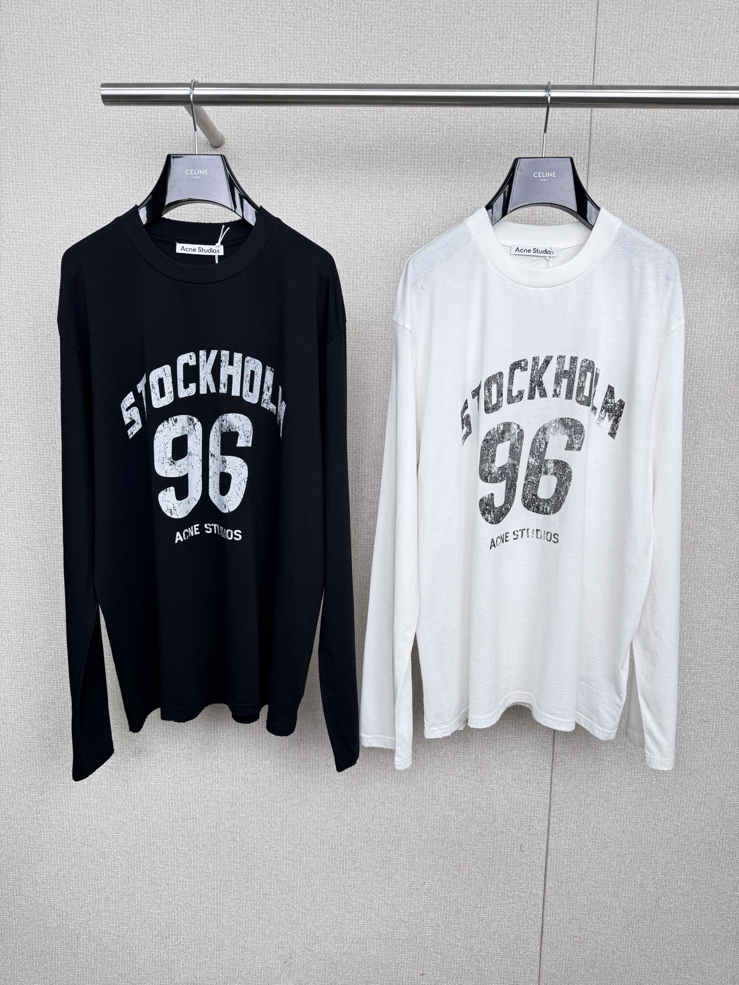 NO:545326,Acne studios 2025 autumn and winter new 96 letter print long-sleeved T-shirt, the color of this T-shirt is very positive, white and durable, the simple round neck design is not picky and versatile, the unique digital print on the clothes adds a touch of design to the overall look, not too monotonous, and the loose style can be easily controlled whether it is petite sisters or babies who want to cover up their flesh and make them look thin. It is a good airport casual style. It is comfortable and fashionable when you go out every day. It is also very suitable for wearing it alone or as an inner wear. When the weather is a little cooler, wear a denim jacket or windbreaker outside, and the layering feels immediately. It has to be said that it is really reference-based to keep the stars' daily outfits. SML, acne studios, dior, jackets &  coats, tees, t-shirt, hats, alexander wang19860909Acne studios2025秋冬新款96字母印花长袖T,这件T恤的颜色特别正,显白又耐看,简约的圆领设计,不挑人还很百搭,衣服上独特的数字印花,给整体造型增添了一丝设计感,不会过于单调 ,宽松的版型,无论是身材娇小的姐妹,还是想遮肉显瘦的宝子,都能轻松驾驭,搭配棒球帽和口罩,妥妥的机场休闲风,日常出门这样穿,舒适又时髦,而且它单穿或者作为内搭都很合适,天气稍凉的时候,外面搭一件牛仔外套或者风衣,层次感立马就出来了,不得不说,跟住明星日常穿搭真的很有借鉴意义. 码数SML,,acne studios,dior,jackets & coats,tees，t-shirt,hats,alexander wang,Women's clothing