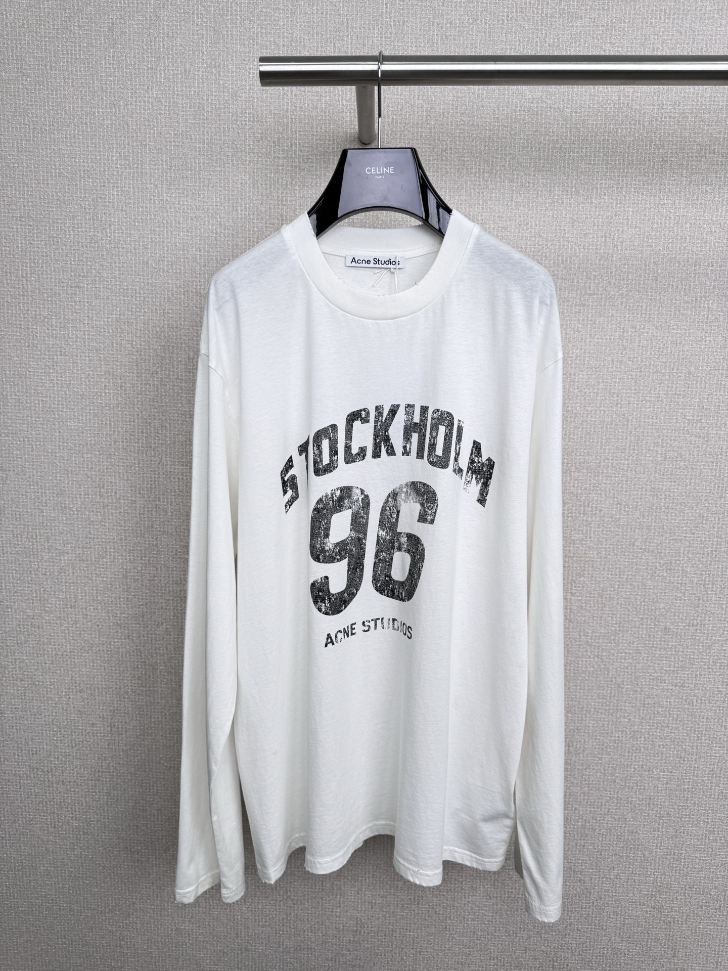 NO:545339,Acne studios 2025 autumn and winter new 96 letter print long-sleeved T-shirt, the color of this T-shirt is very positive, white and durable, the simple round neck design is not picky and versatile, the unique digital print on the clothes adds a touch of design to the overall look, not too monotonous, and the loose style can be easily controlled whether it is petite sisters or babies who want to cover up their flesh and make them look thin. It is a good airport casual style. It is comfortable and fashionable when you go out every day. It is also very suitable for wearing it alone or as an inner wear. When the weather is a little cooler, wear a denim jacket or windbreaker outside, and the layering feels immediately. It has to be said that it is really reference-based to keep the stars' daily outfits. SML, acne studios, dior, jackets &  coats, tees, t-shirt, hats, alexander wang19860909Acne studios2025秋冬新款96字母印花长袖T,这件T恤的颜色特别正,显白又耐看,简约的圆领设计,不挑人还很百搭,衣服上独特的数字印花,给整体造型增添了一丝设计感,不会过于单调 ,宽松的版型,无论是身材娇小的姐妹,还是想遮肉显瘦的宝子,都能轻松驾驭,搭配棒球帽和口罩,妥妥的机场休闲风,日常出门这样穿,舒适又时髦,而且它单穿或者作为内搭都很合适,天气稍凉的时候,外面搭一件牛仔外套或者风衣,层次感立马就出来了,不得不说,跟住明星日常穿搭真的很有借鉴意义. 码数SML,,acne studios,dior,jackets & coats,tees，t-shirt,hats,alexander wang,Women's clothing