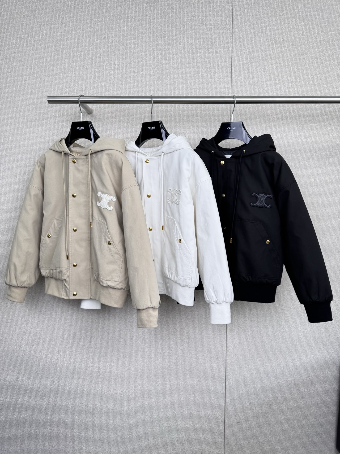 NO:545289,Celine2025 hooded jacket cotton jacket with hooded loose silhouette, good inclusiveness without body threshold, layered thick clothes without pressure, warm and light, soft, comfortable and warm, loose and small A-shaped style, anti-clip zipper closure, sleeves and side front body arc structure splicing, vertical cut structure falling on shoulders, it is equivalent to unblocked shoulders. It is a cotton jacket but it will not have a thick and expanding feeling at all. The hem is spacious and rib tightens, windproof and backflow, and elastic rib cuffs fit the wrists and windproof, which are easy to put on and take off. There are hidden pockets on both sides, and a loose fit, which is very good to accommodate the figure. This cotton jacket is easy to wear and match, easy to wash, bringing warm care to us in winter. SML, celine, jackets & coats, hats, alexander wang19860909Celine2025秋冬连帽夹克棉服,连帽宽松廓形,包容性好没有身材门槛,叠穿厚衣服无压力,保暖轻盈,绵软舒服又暖和,宽松小 A 字版型,防夹拉链门襟,袖子和侧前身弧线结构拼接,立裁结构落肩穿起来,就相当于无阻隔连肩.是棉服但是一点不会有厚重膨胀感,下摆宽敞罗纹收紧,防风倒灌,弹力罗纹袖口贴合手腕防风,穿脱方便,两边都做有隐藏式口袋,宽松版型,很好的包容身材,这款棉服,好穿易搭,洗涤方便,给我们冬日带来温暖呵护. 码数SML,,celine,jackets & coats,hats,alexander wang,Women's clothing