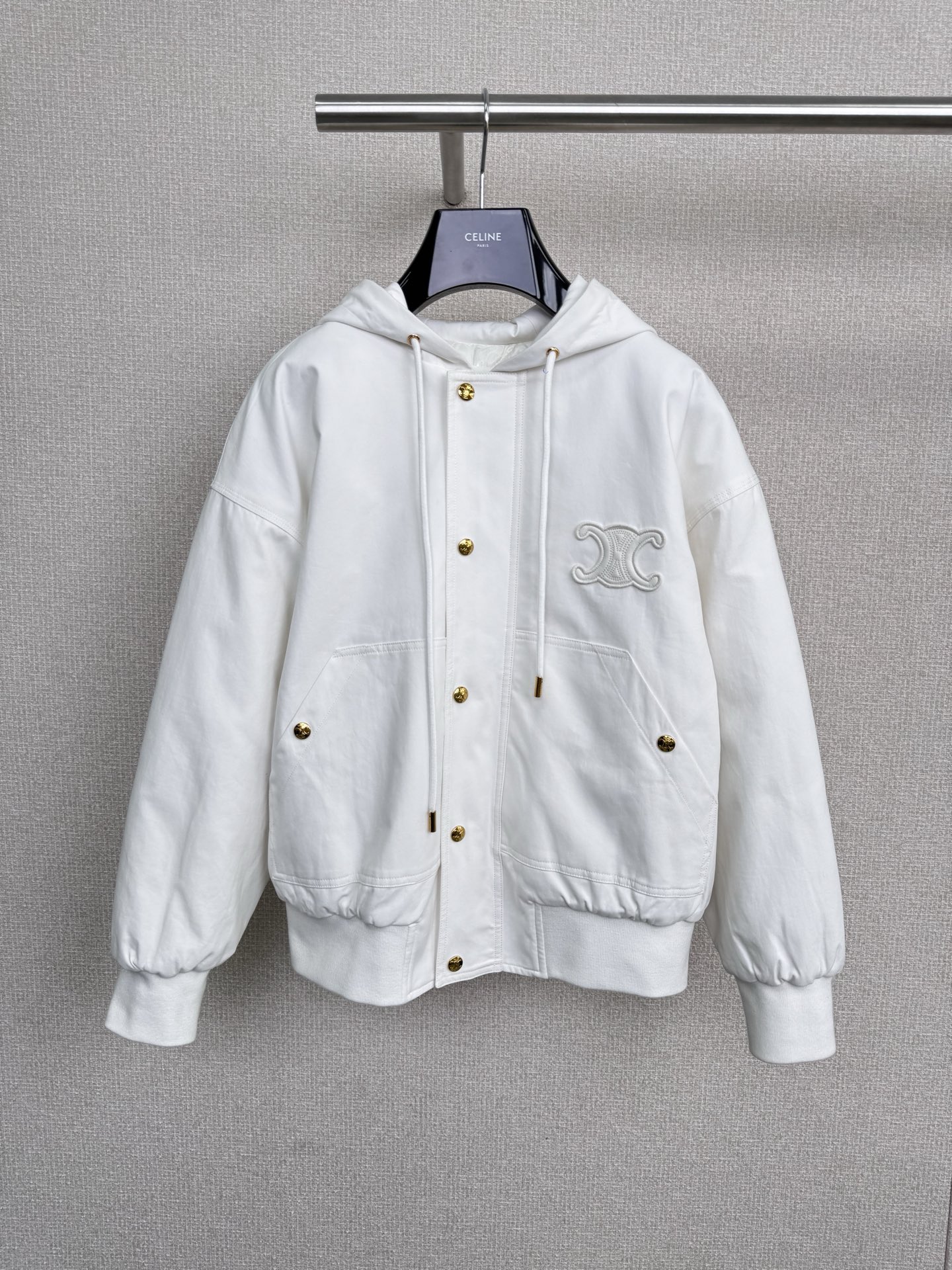 NO:545302,Celine2025 hooded jacket cotton jacket with hooded loose silhouette, good inclusiveness without body threshold, layered thick clothes without pressure, warm and light, soft, comfortable and warm, loose and small A-shaped style, anti-clip zipper closure, sleeves and side front body arc structure splicing, vertical cut structure falling on shoulders, it is equivalent to unblocked shoulders. It is a cotton jacket but it will not have a thick and expanding feeling at all. The hem is spacious and rib tightens, windproof and backflow, and elastic rib cuffs fit the wrists and windproof, which are easy to put on and take off. There are hidden pockets on both sides, and a loose fit, which is very good to accommodate the figure. This cotton jacket is easy to wear and match, easy to wash, bringing warm care to us in winter. SML, celine, jackets & coats, hats, alexander wang19860909Celine2025秋冬连帽夹克棉服,连帽宽松廓形,包容性好没有身材门槛,叠穿厚衣服无压力,保暖轻盈,绵软舒服又暖和,宽松小 A 字版型,防夹拉链门襟,袖子和侧前身弧线结构拼接,立裁结构落肩穿起来,就相当于无阻隔连肩.是棉服但是一点不会有厚重膨胀感,下摆宽敞罗纹收紧,防风倒灌,弹力罗纹袖口贴合手腕防风,穿脱方便,两边都做有隐藏式口袋,宽松版型,很好的包容身材,这款棉服,好穿易搭,洗涤方便,给我们冬日带来温暖呵护. 码数SML,,celine,jackets & coats,hats,alexander wang,Women's clothing