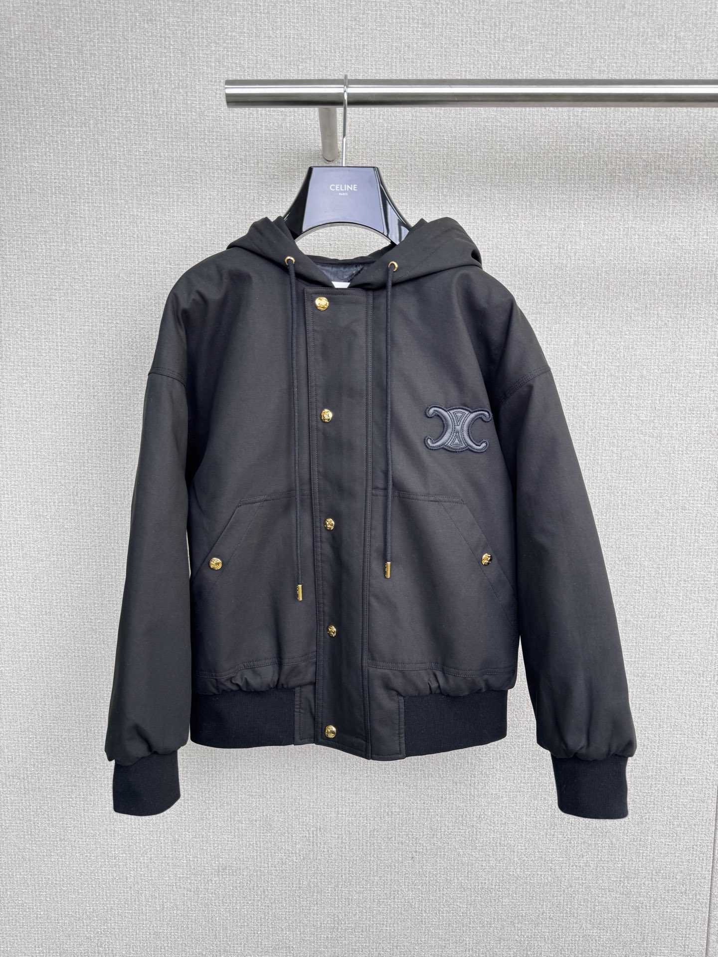 NO:545315,Celine2025 hooded jacket cotton jacket with hooded loose silhouette, good inclusiveness without body threshold, layered thick clothes without pressure, warm and light, soft, comfortable and warm, loose and small A-shaped style, anti-clip zipper closure, sleeves and side front body arc structure splicing, vertical cut structure falling on shoulders, it is equivalent to unblocked shoulders. It is a cotton jacket but it will not have a thick and expanding feeling at all. The hem is spacious and rib tightens, windproof and backflow, and elastic rib cuffs fit the wrists and windproof, which are easy to put on and take off. There are hidden pockets on both sides, and a loose fit, which is very good to accommodate the figure. This cotton jacket is easy to wear and match, easy to wash, bringing warm care to us in winter. SML, celine, jackets & coats, hats, alexander wang19860909Celine2025秋冬连帽夹克棉服,连帽宽松廓形,包容性好没有身材门槛,叠穿厚衣服无压力,保暖轻盈,绵软舒服又暖和,宽松小 A 字版型,防夹拉链门襟,袖子和侧前身弧线结构拼接,立裁结构落肩穿起来,就相当于无阻隔连肩.是棉服但是一点不会有厚重膨胀感,下摆宽敞罗纹收紧,防风倒灌,弹力罗纹袖口贴合手腕防风,穿脱方便,两边都做有隐藏式口袋,宽松版型,很好的包容身材,这款棉服,好穿易搭,洗涤方便,给我们冬日带来温暖呵护. 码数SML,,celine,jackets & coats,hats,alexander wang,Women's clothing