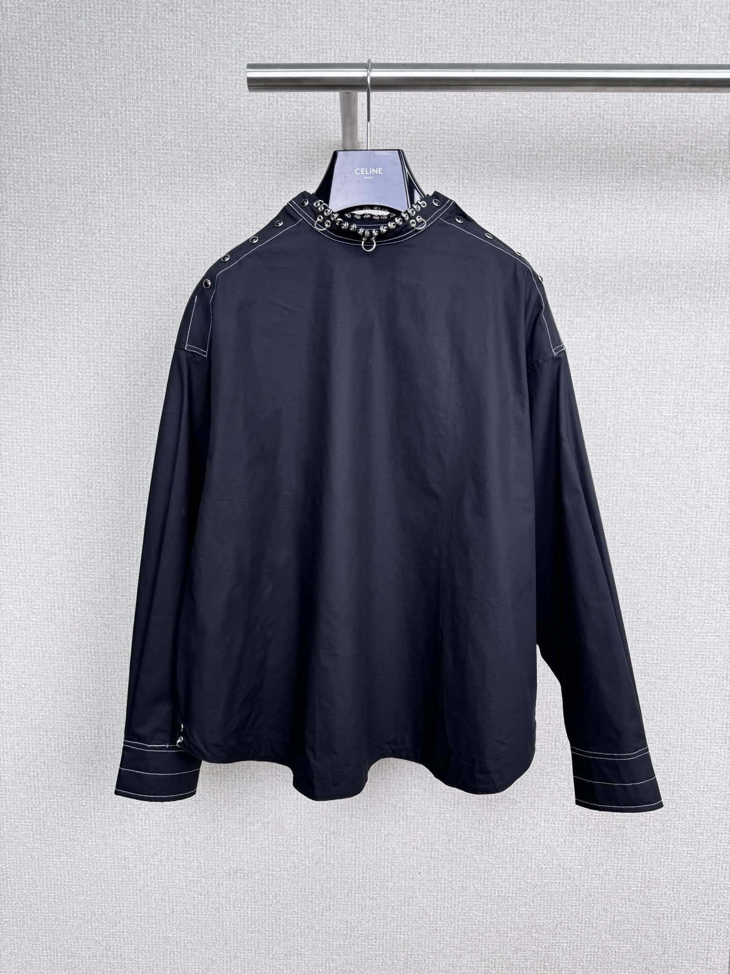 NO:545327,From Lemaire black button-up shirt, simple and special, the neckline design is full of thoughts and unique, and the shirt is basic and commuting, which is suitable for daily wear. The neckline can be upright or open, and the hem is snug and switches to 'three-dimensional punk mode' and 'lazy street state'. The cold light gear buckle + spine chain stripes hide the mechanical sense of life between the folds, revealing the edges and corners of cyberpunk when turning, and a casual set can outline the perfect waistline, making it look slim and enhance the temperament. Whether it is a capable commuting route with suit pants or a casual and fashionable feeling with jeans, this shirt can be easily held. SML, jeans, shirts, business suit, alexander wang19860909来自Lemaire黑色环扣衬衫,简约又特别,领口的设计充满小心思又别致,而衬衫的版型基础又通勤,适合日常穿着绝不出错,领口可立可敞,下摆收放随心一件切换「立体朋克模式」与「慵懒街头状态」,冷光齿轮扣+脊椎链条纹在褶皱间藏匿机械生命感,转身时露出赛博朋克棱角,随意一套就能勾勒出完美腰线,显瘦又提升气质,无论是搭配西装裤走干练通勤路线,还是配牛仔裤打造休闲时尚感,这件衬衫都能轻松hold住. 码数SML,,jeans,shirts,business suit,alexander wang,Women's clothing