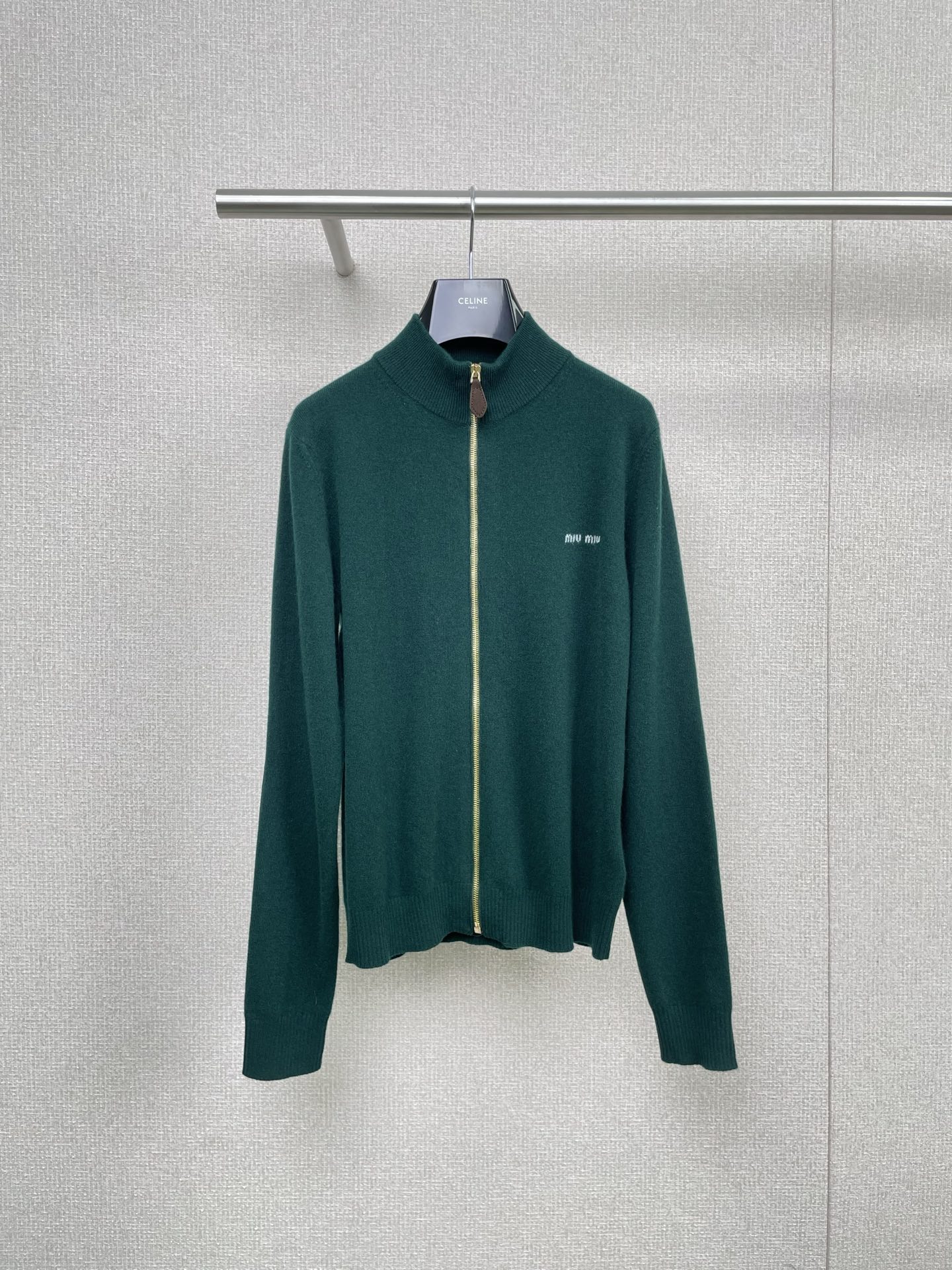 NO:547108,MiuMiu 2025 autumn and winter new logo zipper knit sweater, zipper design is better, sheepskin contrast color matching on the elbow, classic letter embellishment on the chest, highlighting the brand's unique charm positioning, loose and wide version, eye-catching and easy to wear, single-wearing layering is super perfect match, zipper neckline design is too amazing, pulling up a neat stand-up collarbone, instantly showing spirit, pulling a little to reveal the collarbone, directly double the gentleness, and specially modifying the neck lines, big face/short neck star people are ecstatic, slim fit style is also wonderful, can set off the body curve but not tight at all, the fabric is soft like clouds, and it is very comfortable to wear with close body, especially dark style, with a fine flash effect, a high-end feeling hidden under the light, low-key and eye-catching. SML,,miumiu, sweaters, sheepskin, alexander wang19860909MiuMiu2025秋冬新款徽标拉链针织毛衣,拉链设计更好凹造型,手肘位置做羊皮撞色搭配,胸前经典字母点缀,彰显品牌独有的魅力定位,宽松阔版版型,吸睛穿搭轻松get,单穿叠搭超绝搭配,拉链领口设计太绝了,拉上是利落立领,瞬间显精神,拉开一点露锁骨,温柔感直接翻倍,还特别修饰颈部线条,脸大/短颈星人狂喜,修身版型也很妙,能衬出身材曲线但完全不紧绷,面料软乎乎的像云朵,贴身穿巨舒服,尤其是深色款,自带细闪效果,光线下若隐若现的高级感,低调又吸睛. 码数SML,,miumiu,sweaters,sheepskin,alexander wang,Women's clothing