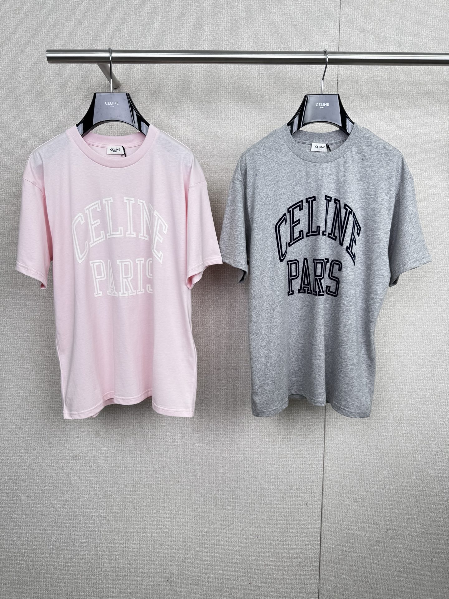 NO:547120,Celine 2025 new flocked letter short-sleeved T-shirt, French Celine, which has an absolute status in the fashion industry, uses luxury to express the fashion industry's concern for culture and sports, representing a new lifestyle, and has won the pursuit of trendy and high-end people with excellent quality. Sports style dressing interprets the inspiration for spring and summer streets. The daily casual silhouette cuts to control the charm of high streets. The neckline and cuffs are made of solid color threads to present a relaxed and pleasant vacation feeling, and also has an excellent age-reducing effect. The CELINE letter logo on the chest visually conveys a three-dimensional unique feeling. Each letter is made of flocked lines in one stroke. The neat and clean style contains rich design details and interprets the French atmosphere. SML, celine, T-shirt,tees, t-shirt,alexander wang19860909Celine 2025新款植绒字母短袖T恤,时尚界有着绝对地位的法国Celine,用奢侈表达时尚界对文化与运动的关心,代表了一种新的生活方式,凭借优秀品质获得潮流高端人士的追捧,运动风穿搭演绎春夏出街灵感,日常休闲的廓形剪裁,驾驭出高街韵味,领口和袖口用以纯色螺纹,呈现出轻松愉悦的度假感,还拥有出色的减龄效果,胸前CELINE字母logo,视觉上传达了立体的奇特感觉,每一个字母由植绒线条一般一笔而成,利落干净的风格,蕴藏了丰富的设计细节,演绎法式氛围感穿搭. 码数SML,,celine,T-shirt,tees，t-shirt,alexander wang,Women's clothing