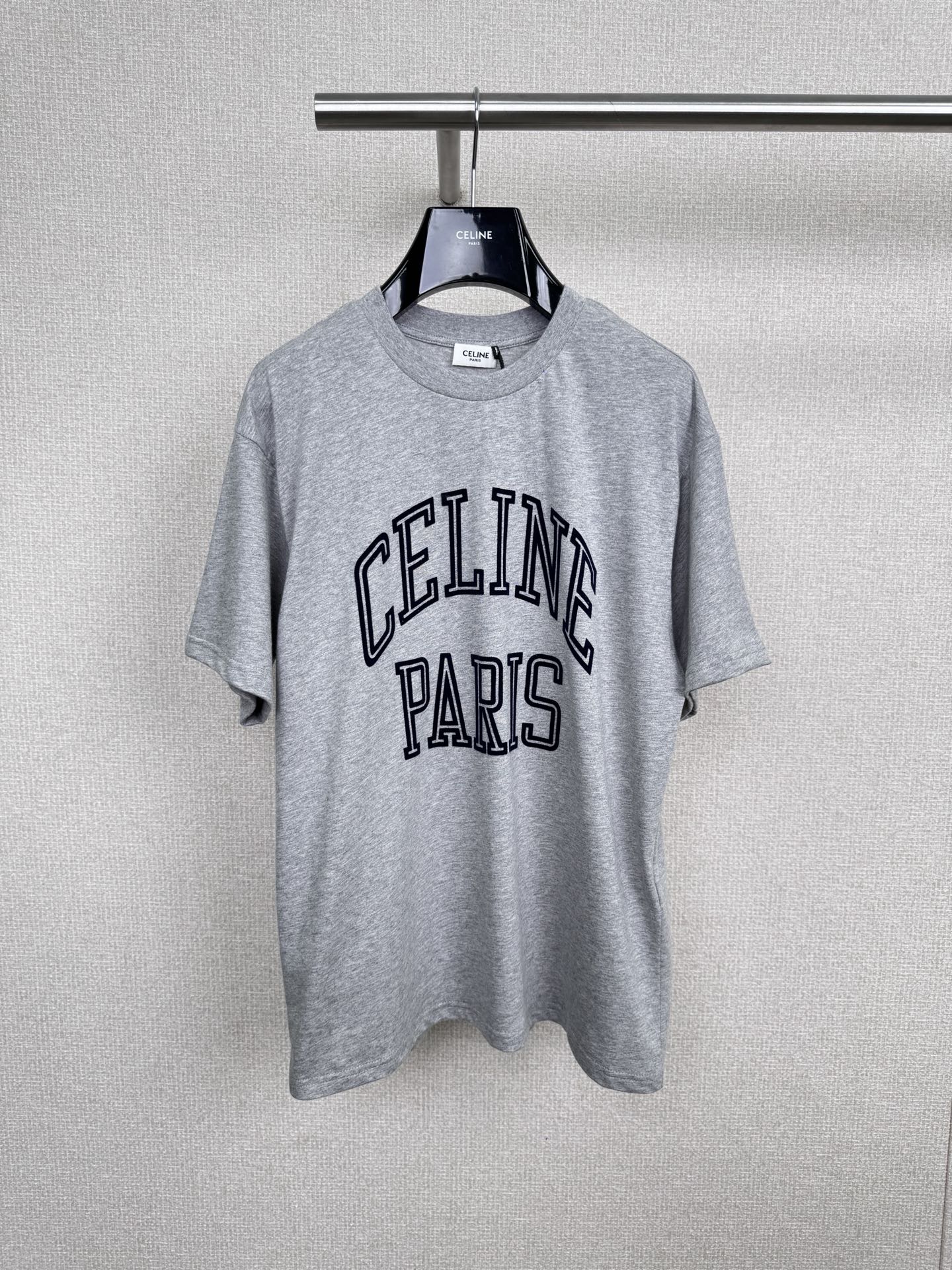 NO:547133,Celine 2025 new flocked letter short-sleeved T-shirt, French Celine, which has an absolute status in the fashion industry, uses luxury to express the fashion industry's concern for culture and sports, representing a new lifestyle, and has won the pursuit of trendy and high-end people with excellent quality. Sports style dressing interprets the inspiration for spring and summer outings. The daily casual silhouette cuts can control the charm of high streets. The neckline and cuffs are made of solid color threads, presenting a relaxed and pleasant vacation feeling, and also has an excellent age-reducing effect. The CELINE letter logo on the chest visually conveys a three-dimensional unique feeling. Each letter is made of flocked lines in one stroke. The neat and clean style contains rich design details and interprets the French atmosphere. SML, celine, T-shirt,tees, t-shirt,alexander wang19860909Celine 2025新款植绒字母短袖T恤,时尚界有着绝对地位的法国Celine,用奢侈表达时尚界对文化与运动的关心,代表了一种新的生活方式,凭借优秀品质获得潮流高端人士的追捧,运动风穿搭演绎春夏出街灵感,日常休闲的廓形剪裁,驾驭出高街韵味,领口和袖口用以纯色螺纹,呈现出轻松愉悦的度假感,还拥有出色的减龄效果,胸前CELINE字母logo,视觉上传达了立体的奇特感觉,每一个字母由植绒线条一般一笔而成,利落干净的风格,蕴藏了丰富的设计细节,演绎法式氛围感穿搭. 码数SML,,celine,T-shirt,tees，t-shirt,alexander wang,Women's clothing