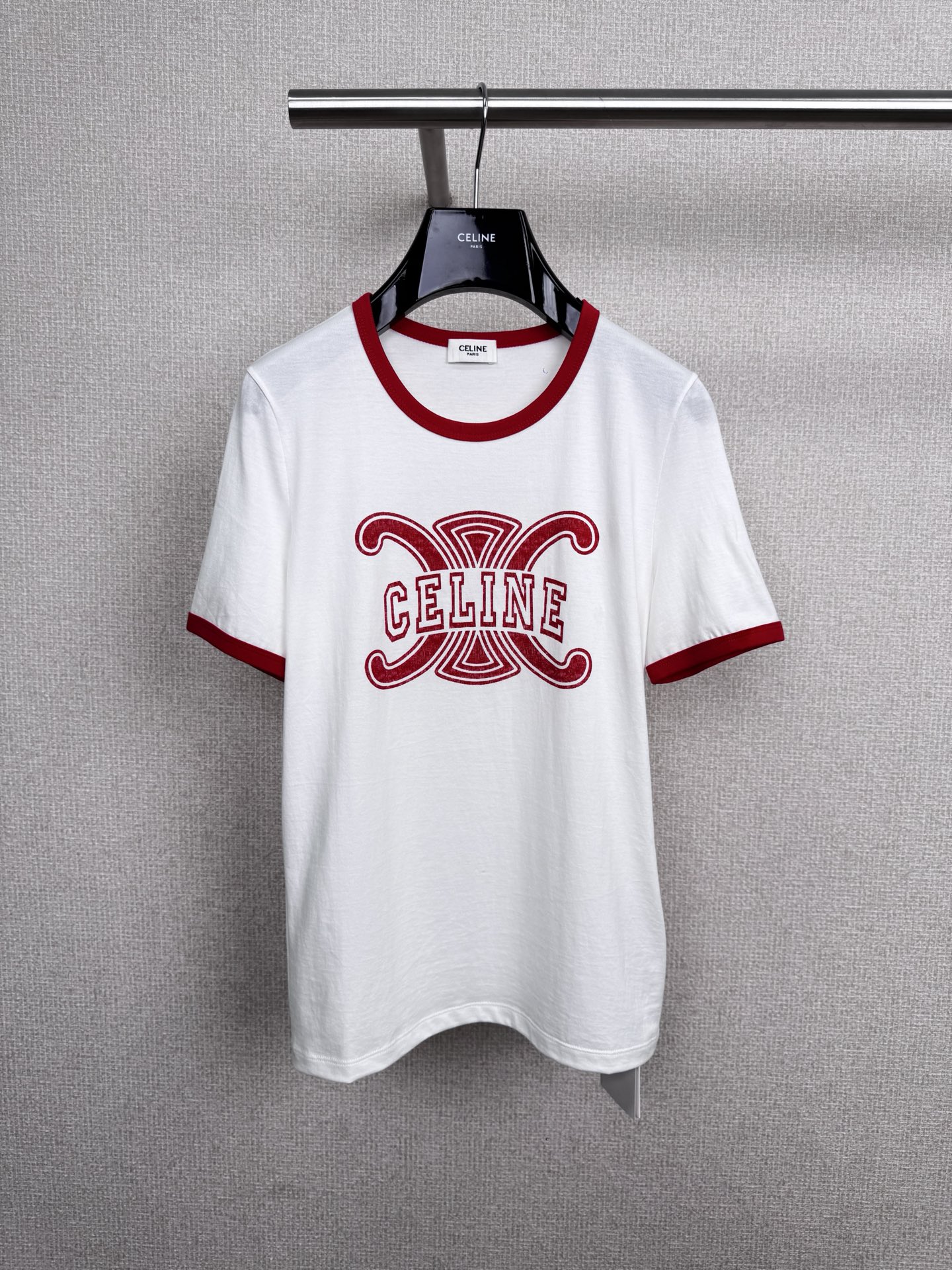 NO:547142,CELINE 2025 new Arc de Triomphe letter printed short-sleeved round-neck T-shirt, the refreshing and fashionable tee is so beautiful, the unique spelling contrasting color design, the American retro feel is full of American style, the small round neck highlights the fashionable atmosphere without picking the face shape, it is easy to match and make it look slimmer, the slim fit style is paired with high-waisted wide-leg pants or short skirts, which is simply beautiful, and it can easily wear it to the casual and lazy feeling of the INS blogger. The custom fabric is super comfortable. Such a T-shirt is one of the items that everyone uses. The fabric is soft and breathable, and it feels great to touch. Wearing it in autumn will not feel stuffy. It is suitable for sports or daily travel. There is no need to worry about comfort at all.  ,I paired camouflage shorts and sneakers, and then put on sunglasses. The whole look is A-smooth and cool, and it feels so fashionable. Whether you go shopping, visiting a shop or attending a trendy party, this T-shirt can make you the focus. Those who are still worried about what to wear in Shunyu, close your eyes and put on this T-shirt, which will make you cool. SML, celine, sneakers, skirts, shorts, T-shirt, tees, t-shirt, alexander wang19860909CELINE 塞琳 2025新款凯旋门字母印花短袖圆领T恤,清爽又时髦的tee也太好看啦,独特的拼条撞色设计,美式复古感十足,小圆领突出时髦氛围感不挑脸型易搭更显瘦,修身的版型搭配高腰阔腿裤或短裙简直美炸了,轻松穿出INS博主那种随意慵懒感,定制面料质感超级舒适,这样的T恤就是人手一件的存在,面料柔软又透气,摸起来质感超棒,秋日里穿着它,不会有闷热感,运动或者日常出行都很合适,完全不用担心舒适度的问题 ,我搭配了迷彩短裤和运动鞋,再戴上墨镜,整套look又A又飒,时尚感爆棚,无论是去逛街、探店还是参加潮流聚会,这件T恤都能让你成为焦点,还在苦恼春日穿什么的宝子们,闭眼入这件T恤,保证让你酷到飞起. 码数SML,,celine,sneakers,skirts,shorts,T-shirt,tees，t-shirt,alexander wang,Women's clothing