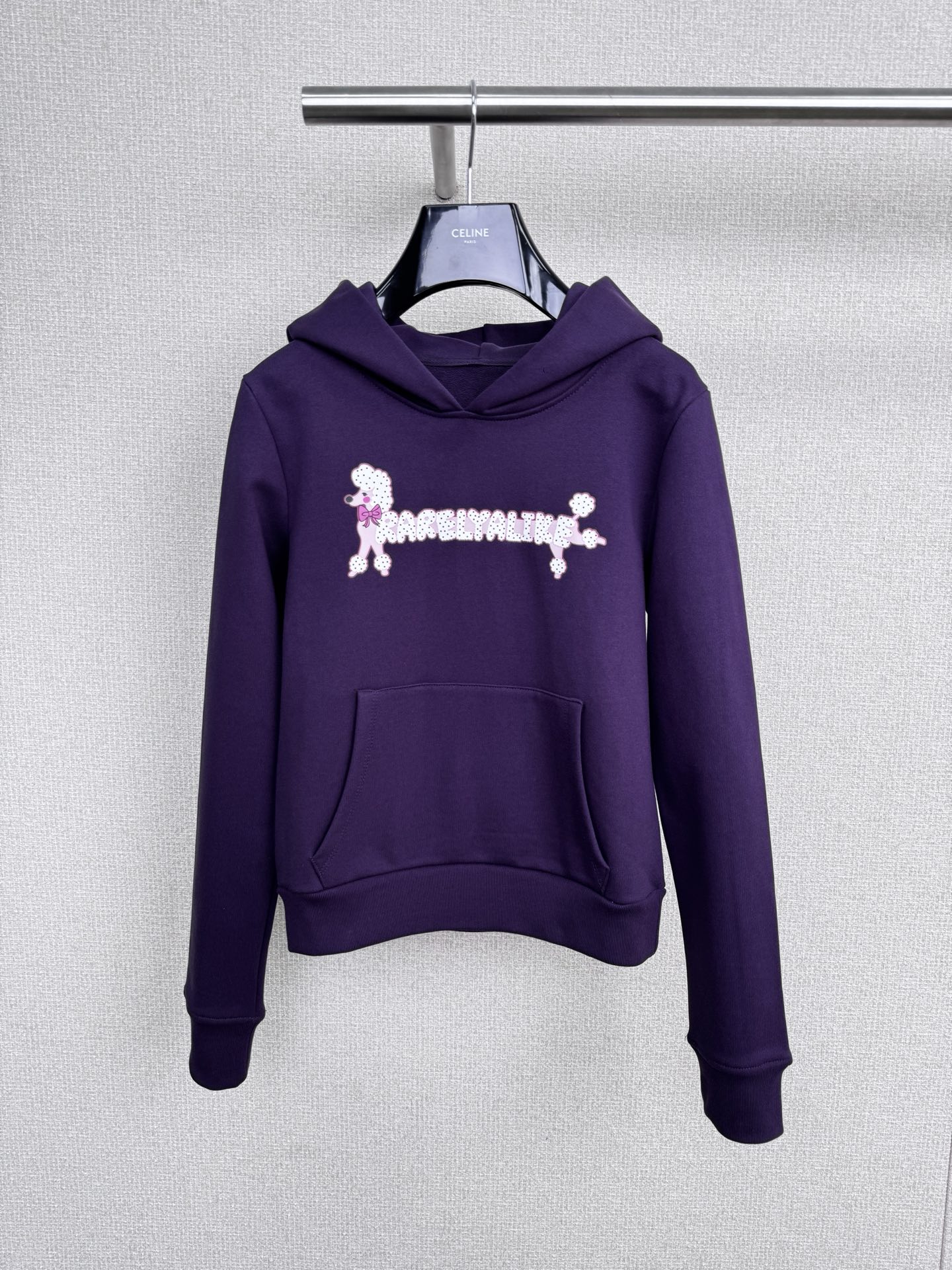 NO:547905,RARELY ALIKE Designer Brand AW25 Polka Dot Print Hooded Short Sweatshirt, simple and casual, or dog printed sweatshirt, lazy and casual, has cooled down recently, are the hoodies ready? Clean and refreshing purple, polka dot dog design on the chest, really feel the whole atmosphere of the upper body, relaxing to get the same look of the stars, the color is also very fresh and beautiful, the fabric is soft and soft, it is really comfortable, it combines inclusiveness and full of retro American tone, just meets the thickness of autumn and winter weather, the loose and short style hides in big clothes, the feeling of relaxation, who knows the lazy style, it really grows in my heart, Zundu looks so good. SML, hoodie, sweatshirts, hats, alexander wang19860909RARELY ALIKE 设计师品牌AW25 波点小狗印花连帽短款卫衣,简单随性还得是狗狗印花卫衣,慵懒随性,最近降温啦,宝子们卫衣准备好了吗,干净清爽的紫色,胸口的波点贵妇狗狗设计,真的上身一整个氛围感住,轻松get明星同款look,颜色也很清新漂亮,面料软乎软乎的真的好舒服,兼具了包容性与满满的复古美式调性,刚刚好满足秋冬天气的厚度,宽松短款的版型躲在大大的衣服里面,那种松弛感,慵懒风谁懂啊,真长在我心巴上了,尊嘟好好看啊. 码数SML,,hoodie,sweatshirts,hats,alexander wang,Women's clothing