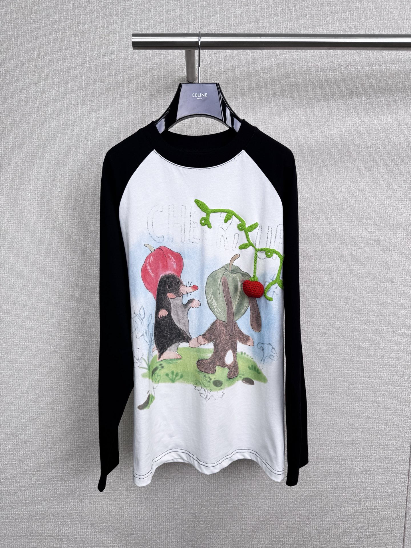 NO:547896,CHEERi UPi 2025 autumn new playful soft-spoken Mole and Red Pepper Ragshou Long Sleeve T-shirt, street slack feeling, one-click ragshou Long Sleeve, the seasonal fashionista must have contrasting color ragshou long sleeves, black and white classic color matching, never make mistakes and super texture, ragshou design hides flesh and is fashionable, and it is suitable for daily street opening and check-in trendy stores. Whether it is a single wear or a layered base, you can easily grasp the slack feeling on the street. Paired with a personalized bag, a trendy hat, and a casual shot is a fashionable blockbuster, allowing you to fly in the autumn wind, and autumn clothes are renewed. Come pick this treasure long sleeve to unlock your exclusive autumn trend. SML, tees, t-shirt, hats, alexander wang19860909CHEERi UPi2025秋季新款俏皮软语风鼹鼠与红椒插肩长袖T恤,街头松弛感,一键拿捏插肩长袖,当季时髦精必备的撞色插肩袖长袖来咯,黑白经典配色,永不出错还超显质感,插肩袖设计藏肉又时髦,日常出街、打卡潮店都适配,不管是单穿耍酷,还是叠穿打底,都能轻松拿捏街头松弛感,搭配个性小包、潮帽、随手一拍就是时尚大片既视感,让你在秋风里也能潮到飞起,秋装焕新,快来pick这件宝藏长袖,解锁你的专属秋日潮流. 码数SML,,tees，t-shirt,hats,alexander wang,Women's clothing