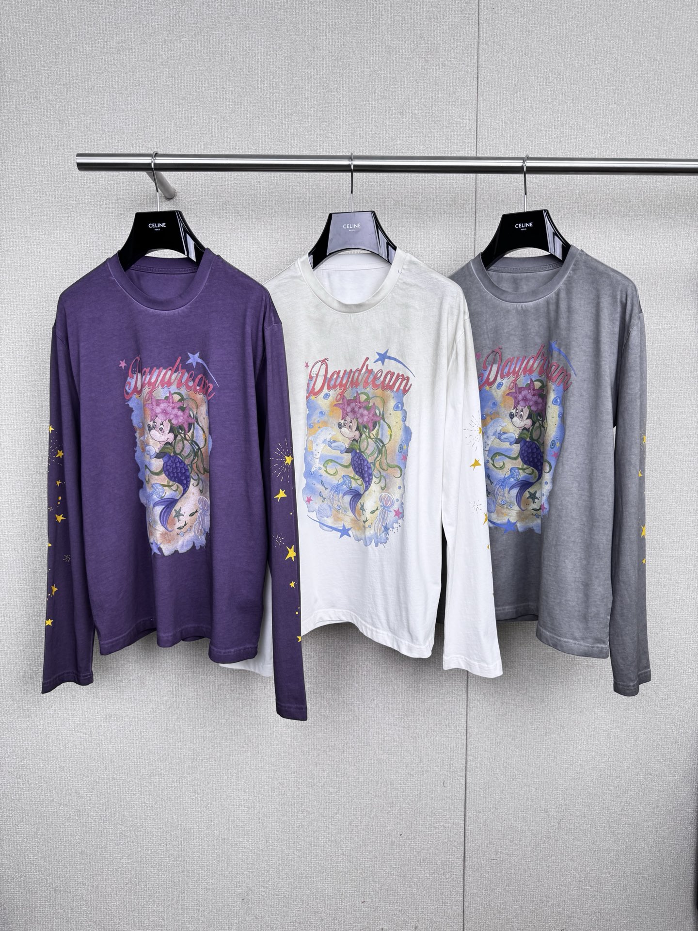 NO:547906,SELALAGU X OITMMTIO2025 Autumn Dirty Spoof Underwater World T-shirt Top, the collar, cuffs and hem are deep fried colors, forming a gradient effect of natural washing and old making. The three colors satisfy different preferences, stably output daily high-end feeling, irregular gradient rubbing and old making process, injecting fresh rhythm into fashion, making old and unrestrained theme printing, shaping texture and style, soft and glutinous close-fitting and comfortable fabric, giving the body infinite comfort and warmth, combining warmth and fashionable, one thing to save the problem of winter inner wear. SML, tees, t-shirt, alexander wang19860909SELALAGU X OITMMTIO2025秋季脏脏恶搞海底世界T恤上衣,身领部、袖口、下摆为深度炒色,形成自然洗水做旧的渐变效果,三种颜色满足不同喜好,稳定输出日常高阶感,不规则渐变擦色做旧工艺,为时装注入新鲜韵律,做旧漫延主题印花,塑造质感格调,软糯贴身舒适的面料,给予身体无限舒适暖意,温暖与时髦结合,一件拯救冬日内搭难题. 码数SML,,tees，t-shirt,alexander wang,Women's clothing