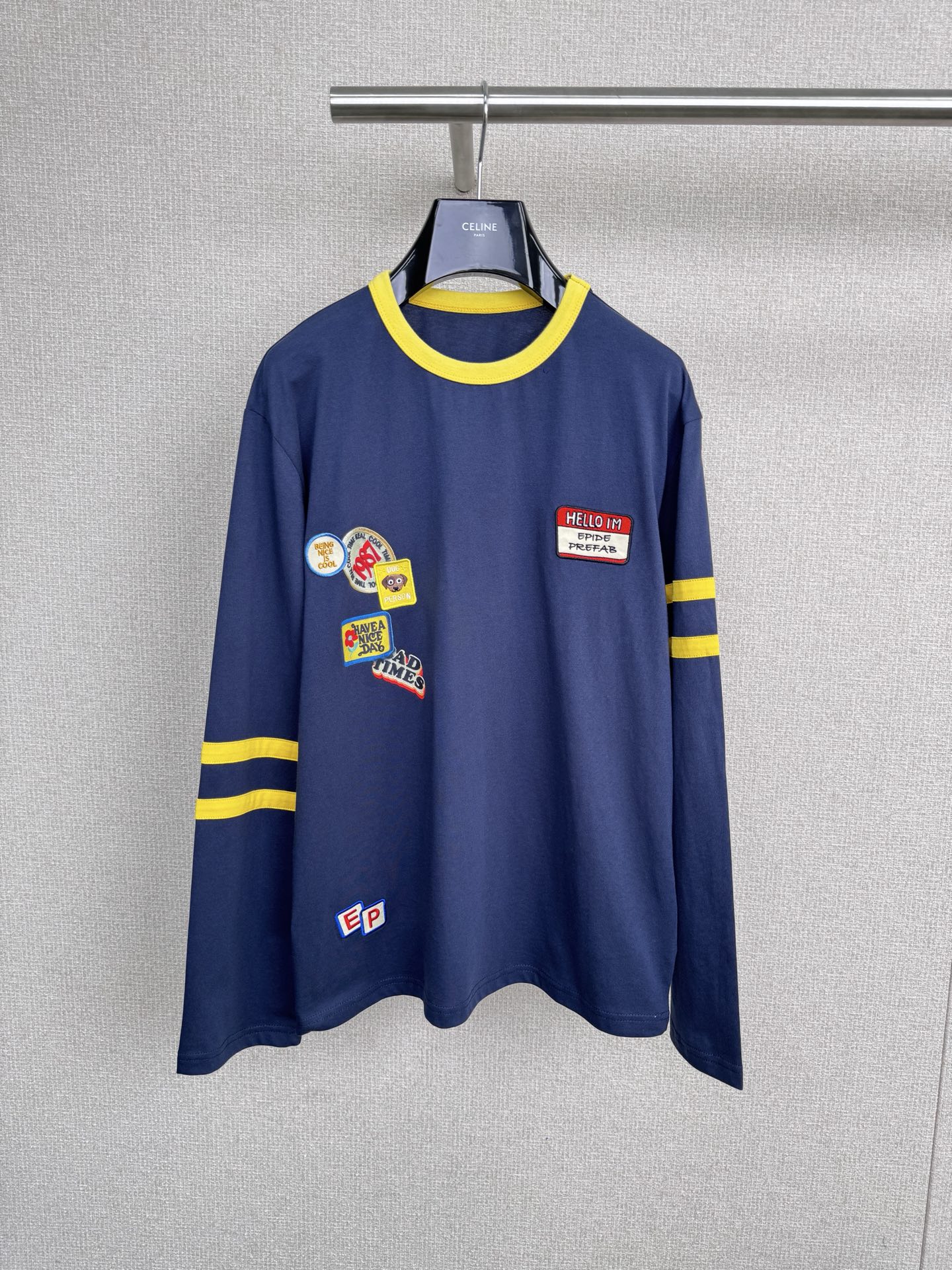 NO:547887,EpidePrefab cartoon puppy medal embroidery blue yellow color-block contrasting color loose long-sleeved T-shirt, royal blue color-block contrasting color long-sleeved T-shirt, refreshing and clean. For autumn outfits, you should choose this refreshing and full contrasting color long-sleeved T-shirt, blue yellow color-blocked style fresh and clean, letter printing and contrasting color-blocked edge design online, loose style hidden flesh and casual, contrasting color style retro and eye-catching, contrasting color embellishments at the details make the style more layered. Whether it is worn alone to create a casual and comfortable style, or layered in a coat to create a sense of layering, it can inject refreshing vitality into autumn and control the simplicity and fashion of autumn ootd. SML,, jackets & coats,tees, t-shirt, alexander wang19860909EpidePrefab卡通小狗勋章刺绣蓝黄拼色撞色宽松长袖T恤,宝蓝撞色长袖T,清爽又干净,秋日穿搭就该选这种清爽感拉满的撞色长袖T,蓝黄撞色款清新又干净,字母印花加撞色包边设计感在线,宽松版型藏肉又随性,撞色款复古又吸睛,细节处的撞色点缀让风格更有层次,不管是单穿打造休闲舒适风,还是叠穿在外套里营造层次感,都能给秋日注入清爽活力,把秋日ootd的简约与时髦稳稳拿捏. 码数SML,,jackets & coats,tees，t-shirt,alexander wang,Women's clothing