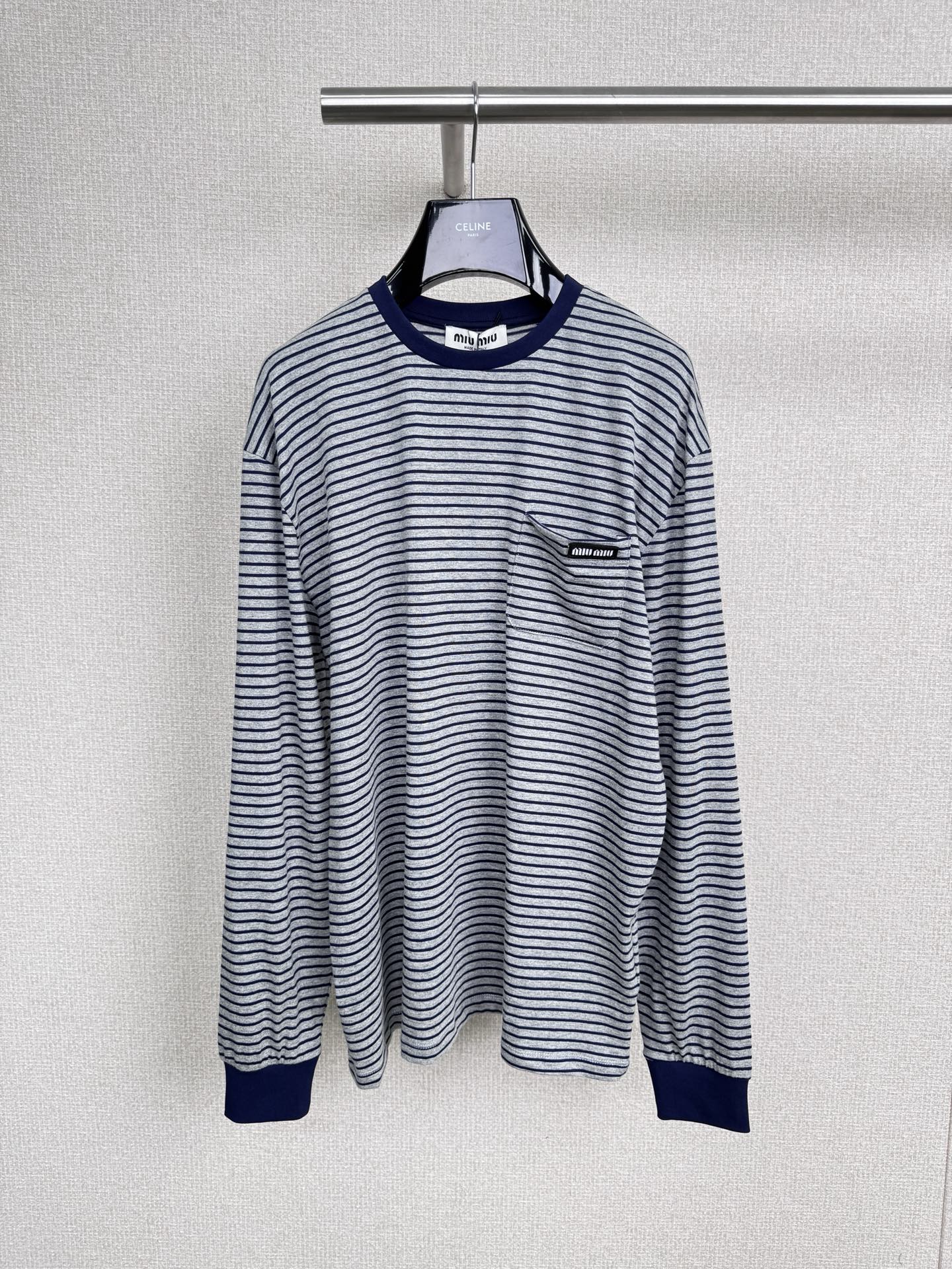 NO:547898,MiuMiu 2025 autumn and winter new color blue striped long-sleeved base, are there any sisters who are striped? Anyway, I can't control myself and fall in love with all kinds of stripes. A striped base shirt with huge slackness. It's not easy to say that it is loose and layered. It gives the look a young and energetic feeling, balances the temperature difference between seasons and morning and evening, and easily achieves age-reducing outfits, not right in line with round neck. Fashionable and small tricks, the classic round neck with solid wear is free and slightly exposed, making it look thinner and not tied in the neck. The design triggers a fashionable trick, knocking and lifting temperament, BF-sensing shoulder-falling design, lazy and casual. SML, miumiu, alexander wang19860909MiuMiu2025秋冬全新配色蓝色条纹长袖打底,有没有姐妹是条纹控呀,反正我是控制不住爱上各种条纹,巨松弛的一款条纹打底衫,松弛自在叠穿没得说,赋予造型年轻活力感,平衡换季早晚温差人手刚需,轻松实现减龄穿搭,不对条圆领 时髦小心机,实穿度Nol的经典圆领自在微露锁骨,显瘦不勒脖不对条,设计触发时髦小心机,敲抬气质,BF感落肩设计 慵懒随性. 码数SML,,miumiu,alexander wang,Women's clothing