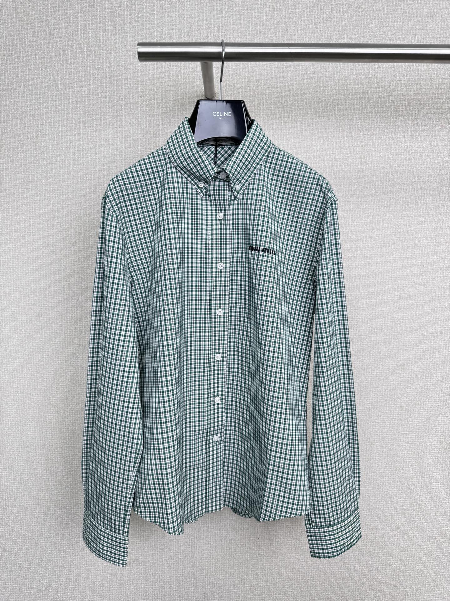 NO:547908,MiuMiu 2025 autumn and winter new green plaid shirt, the most inseparable thing in autumn is the plaid elements, especially the popular Miao series layering this year, which is casual and full of vitality. The slim style is more modified and proportionally convenient to layer. The shoulder line is moved forward with a right-angle shoulder effect, making the shoulder thin. The essence of matching is to reveal the neckline, cuffs or hem, which is more layered, and can be fashionable and layered. It comes out in seconds and comes with a lazy and casual sense of vitality. A piece of adaptability will not make mistakes when matching. It can be casual and elegant, green, refreshing, eye-catching, casual and retro academy-like intellectual style, code SML, miumiu, alexander wang19860909MiuMiu2025秋冬新款绿格纹衬衣,秋天最离不开的就是格纹元素了,尤其是今年大火的缪系叠穿,随性又充满活力感,修身的版型比较修饰比例 也方便叠穿,肩线前移自带直角肩效果,显得肩膀薄薄的,搭配时的精髓就是露出领口、袖口或者下摆,比较有层次,基础又可以做时髦叠穿,秒出街自带慵懒感随性和活力感,适配度的一件,随意搭配都不会出错,可休闲可优雅,绿色清爽吸睛耐看,随性自在复古学院感的知识分子风,码数SML,,miumiu,alexander wang,Women's clothing